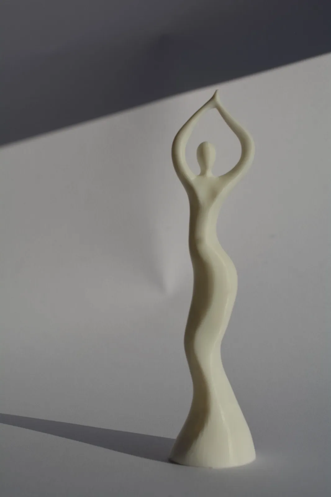 Tượng phụ nữ đang múa phong cách hiện đại tối giản