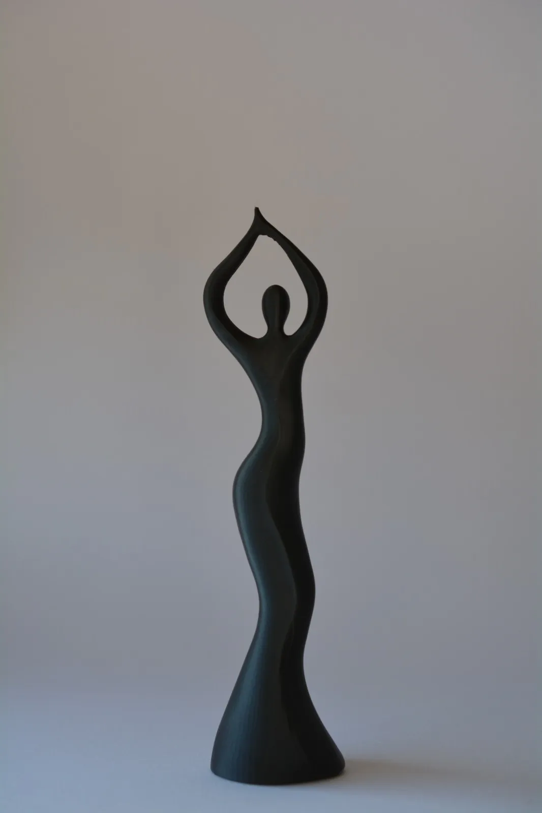 Tượng phụ nữ đang múa phong cách hiện đại tối giản