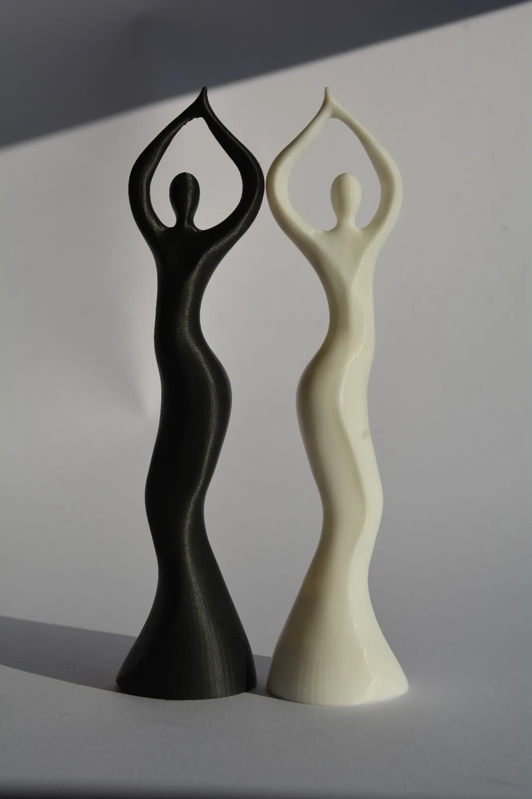 Tượng phụ nữ đang múa phong cách hiện đại tối giản