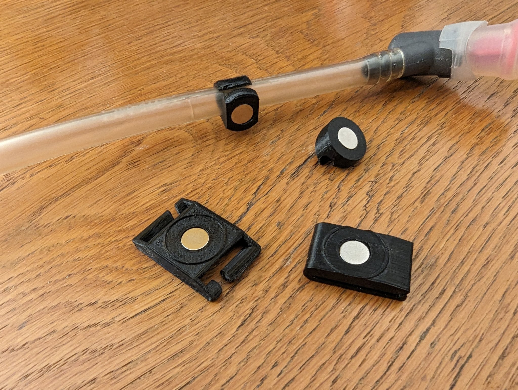 Bộ phụ kiện gắn từ tính cho ống túi nước uống