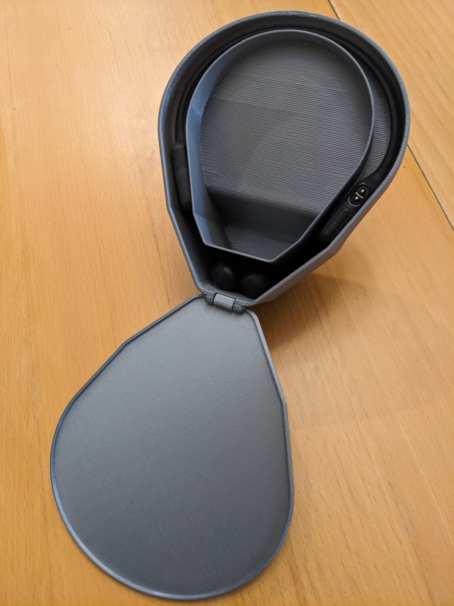 Hộp đựng tai nghe Shokz OpenRun Mini có nắp