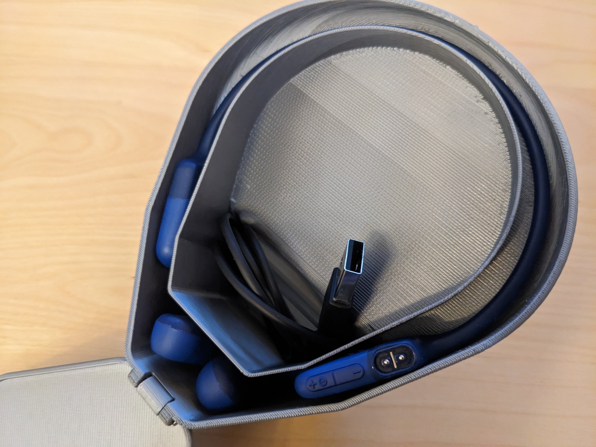 Hộp đựng tai nghe Shokz OpenRun Mini có nắp