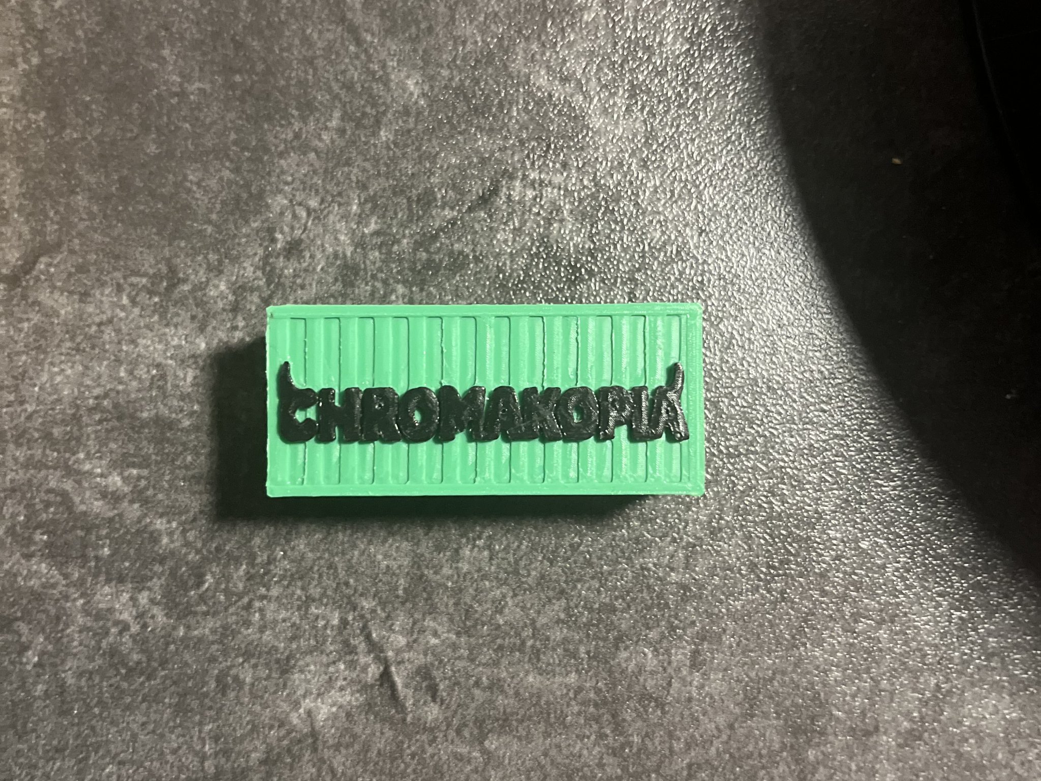 Móc khóa hình container vận chuyển trong Chromakopia