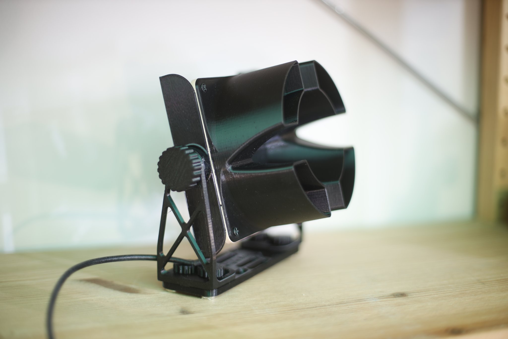 Giá đỡ quạt bàn Ion lấy cảm hứng từ Noctua