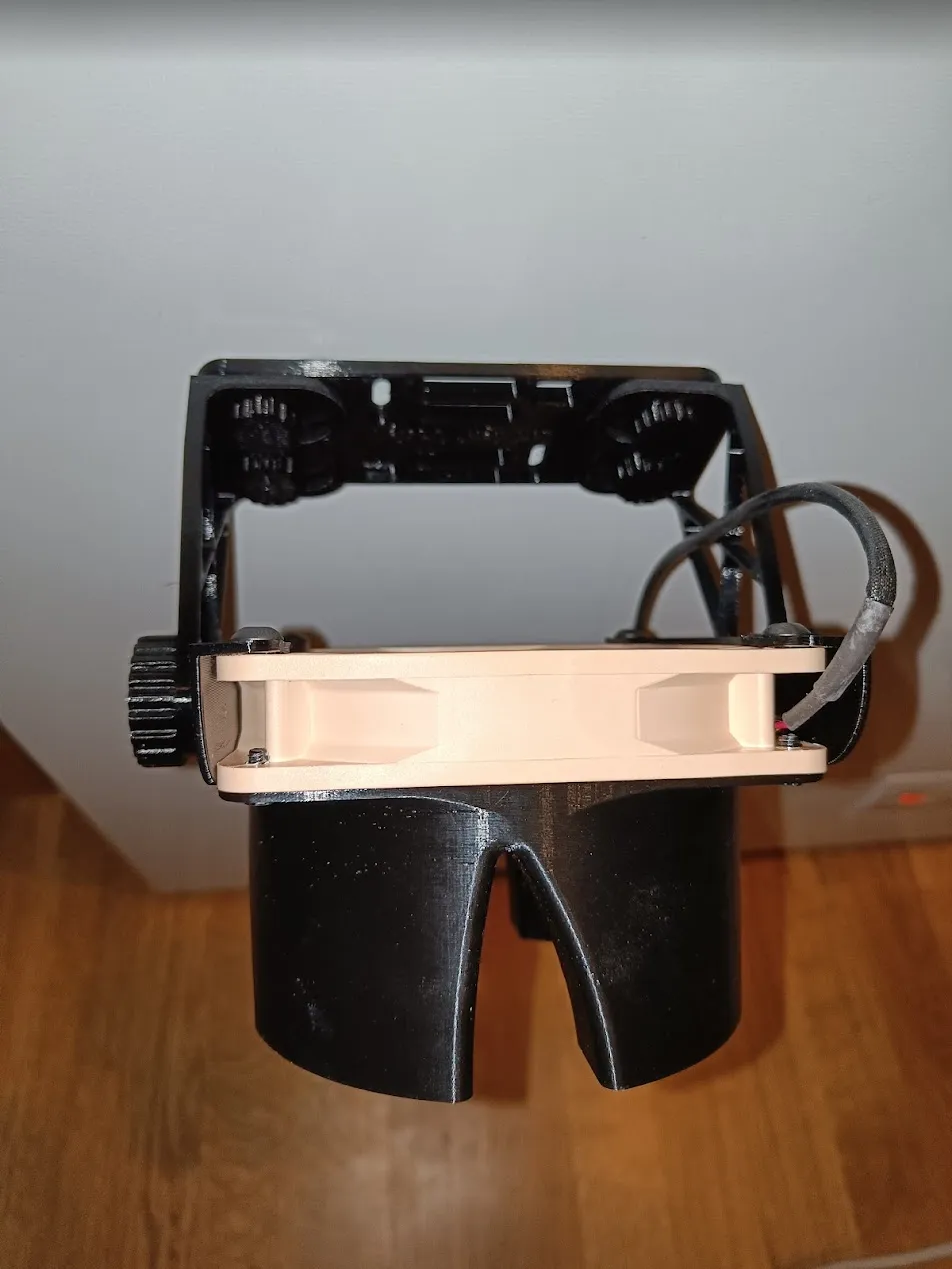 Giá đỡ quạt bàn Ion lấy cảm hứng từ Noctua