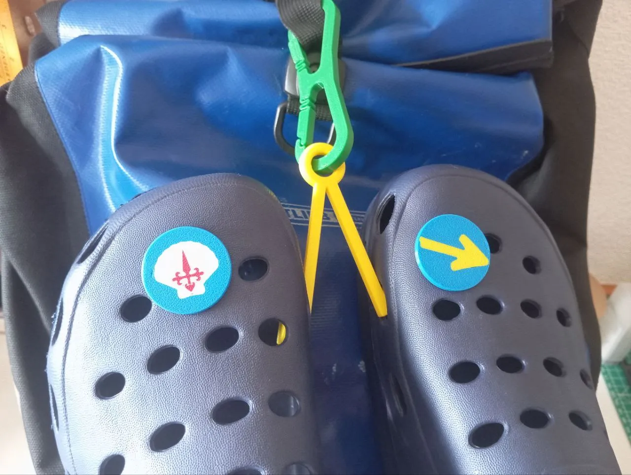 Giá đỡ balo cho giày crocs tiện lợi