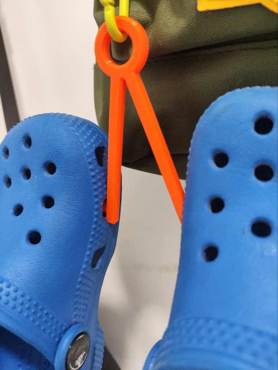 Giá đỡ balo cho giày crocs tiện lợi