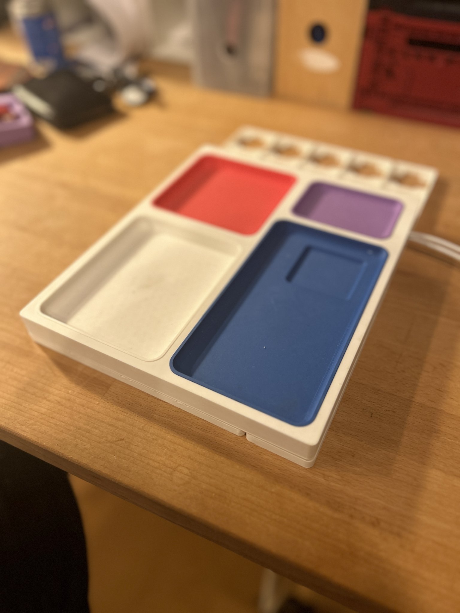 Giá đỡ sạc AirPods và điện thoại theo tiêu chuẩn Gridfinity