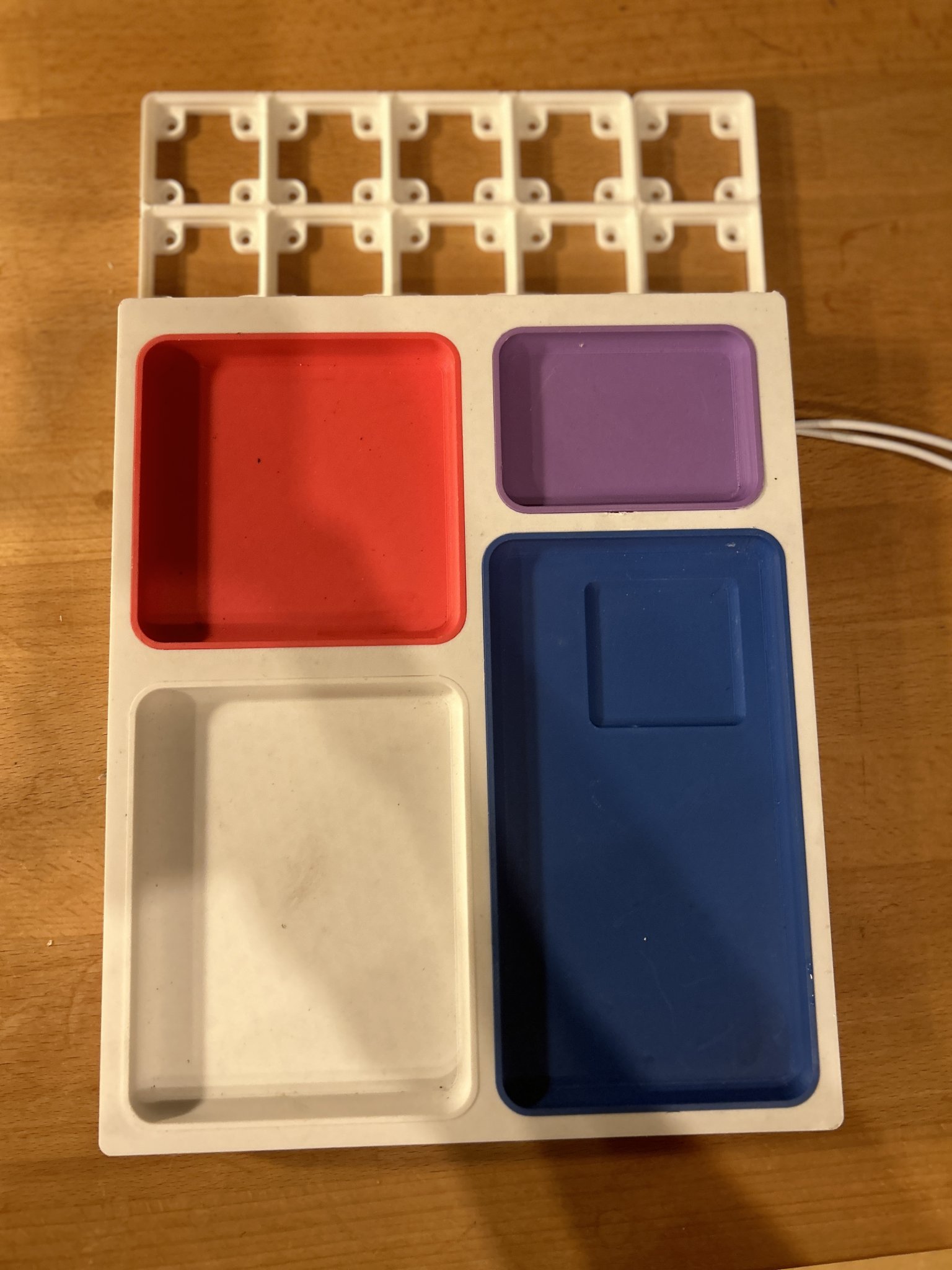 Giá đỡ sạc AirPods và điện thoại theo tiêu chuẩn Gridfinity