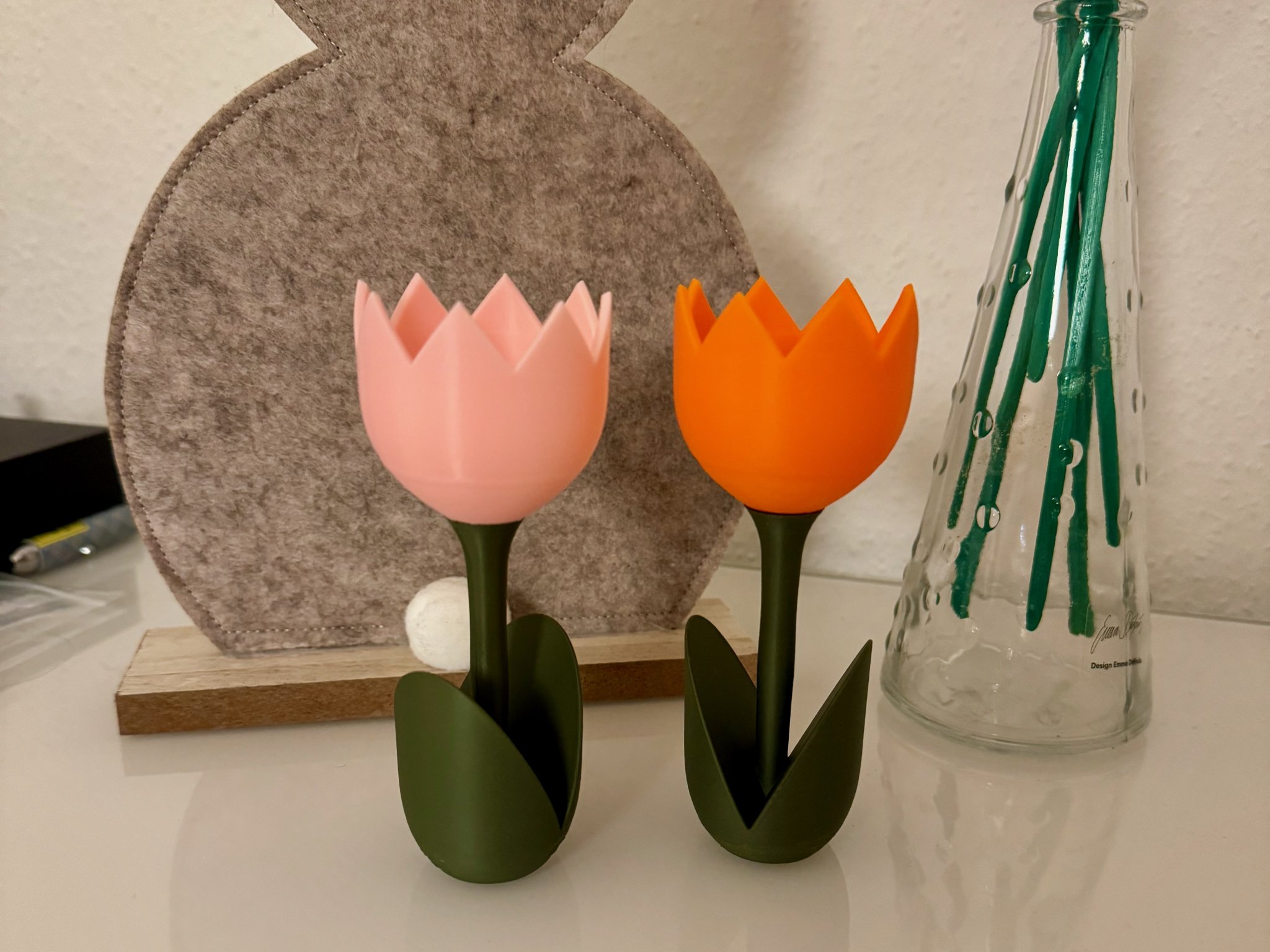Trang trí bàn hoa tulip cho lễ Phục Sinh và giá đỡ trứng
