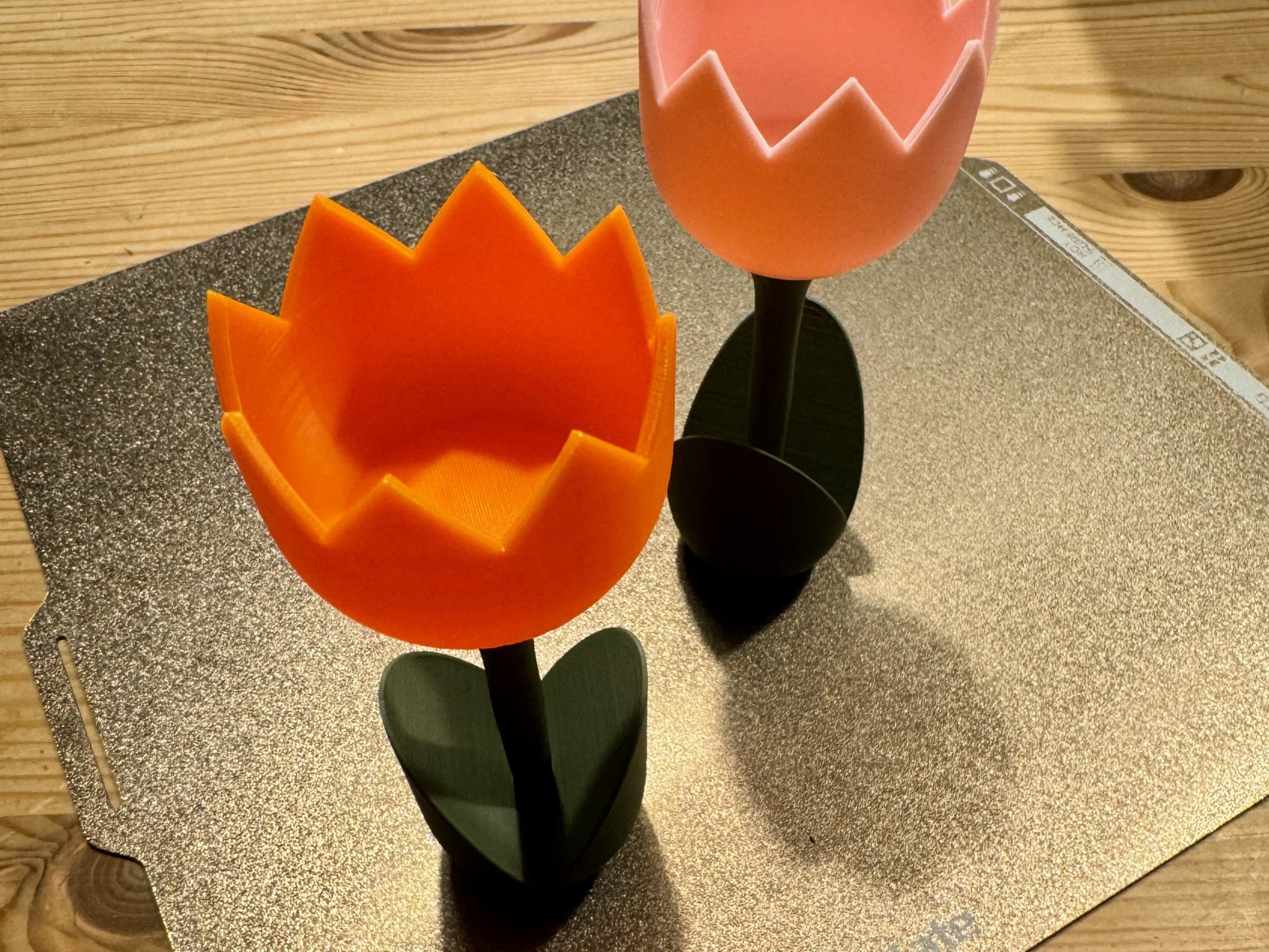 Trang trí bàn hoa tulip cho lễ Phục Sinh và giá đỡ trứng