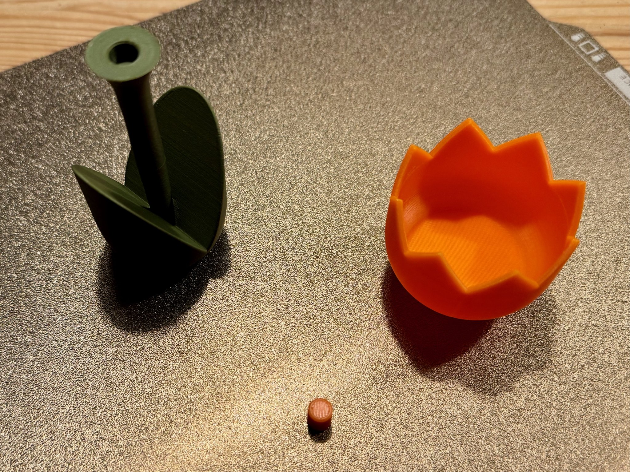 Trang trí bàn hoa tulip cho lễ Phục Sinh và giá đỡ trứng