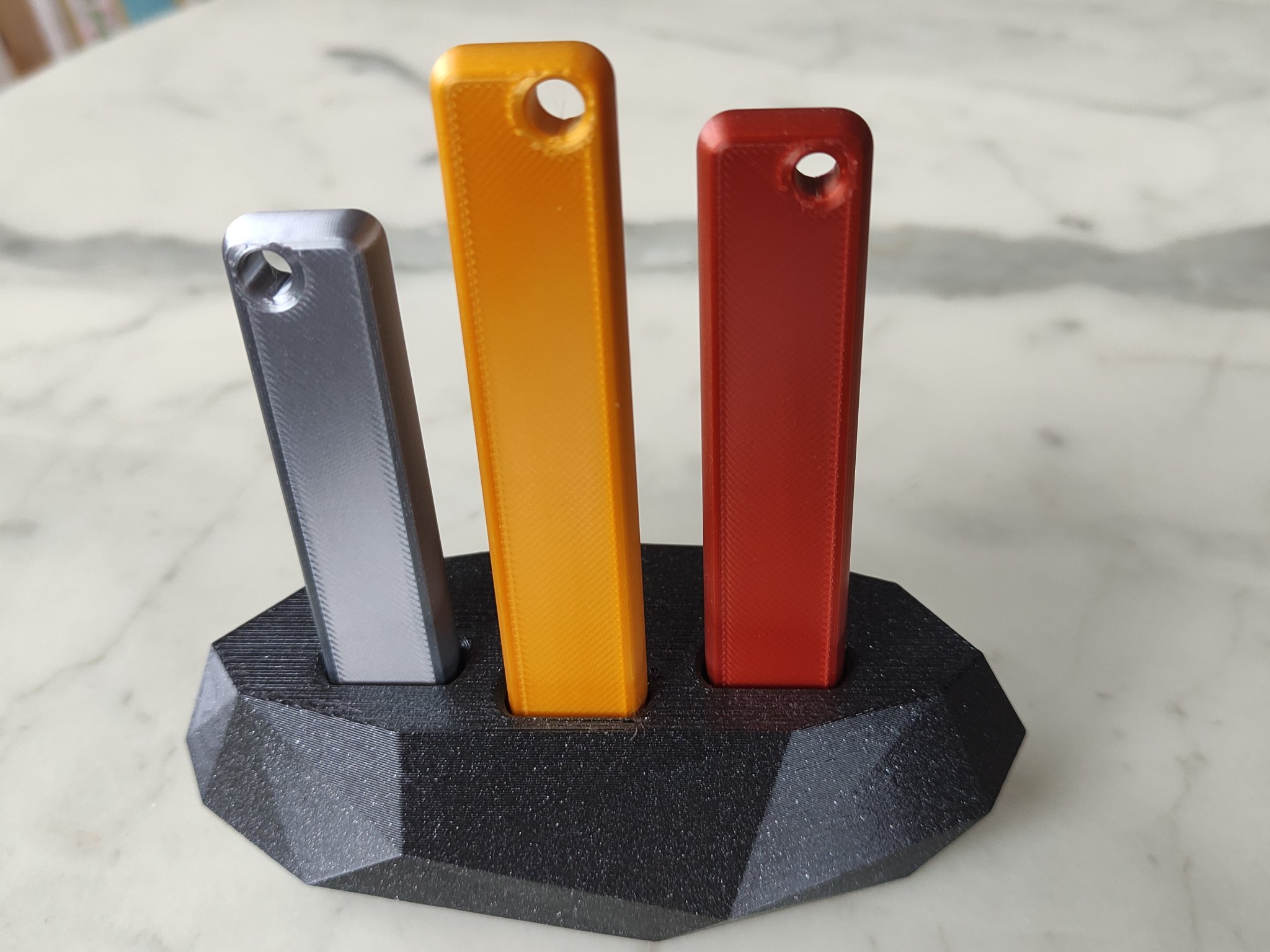 Giá đỡ trưng bày cho bộ còi hơi tàu hỏa