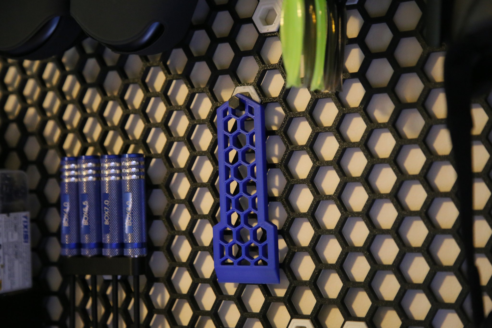 Giá đỡ HexScraper cho tường lưu trữ tổ ong