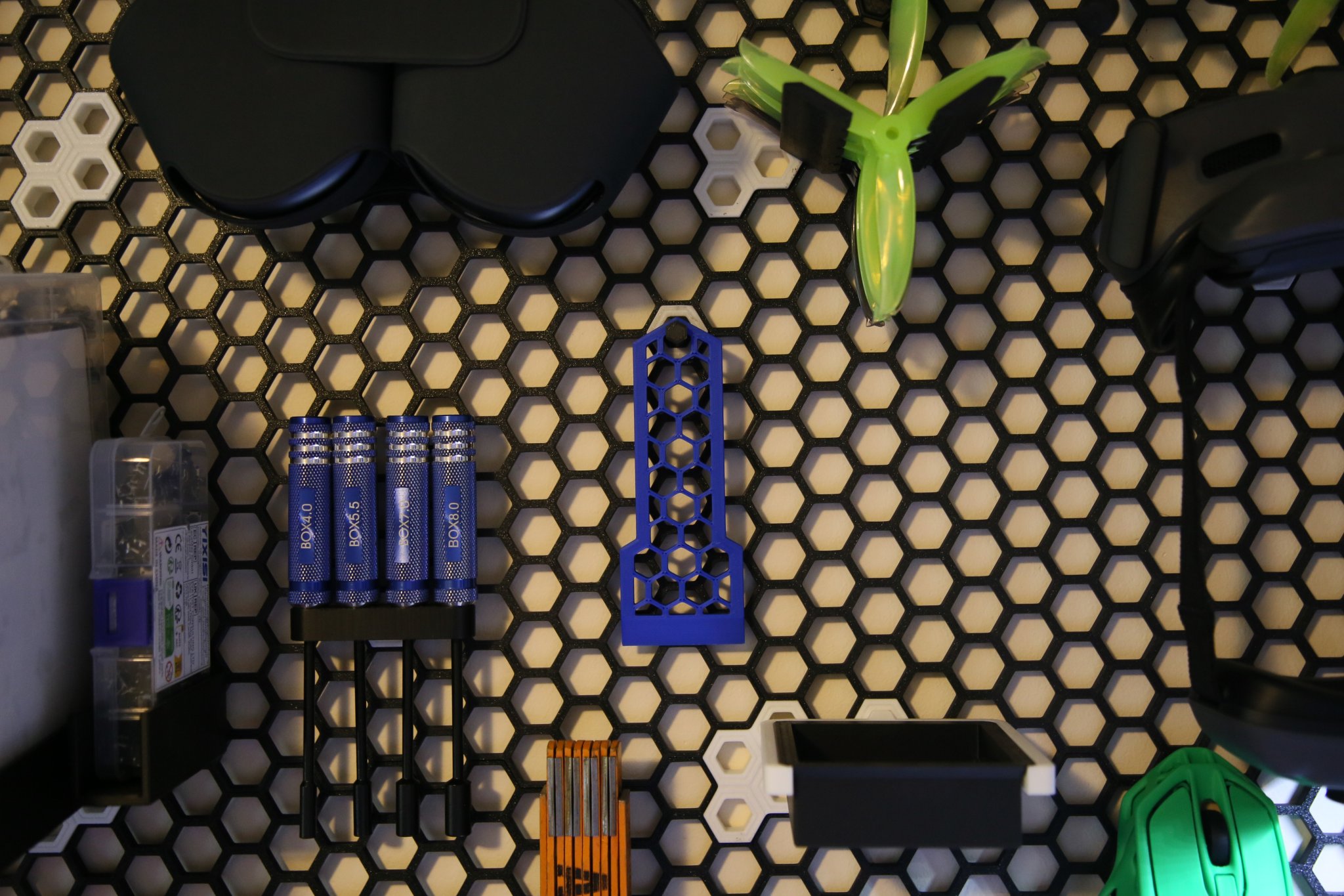 Giá đỡ HexScraper cho tường lưu trữ tổ ong