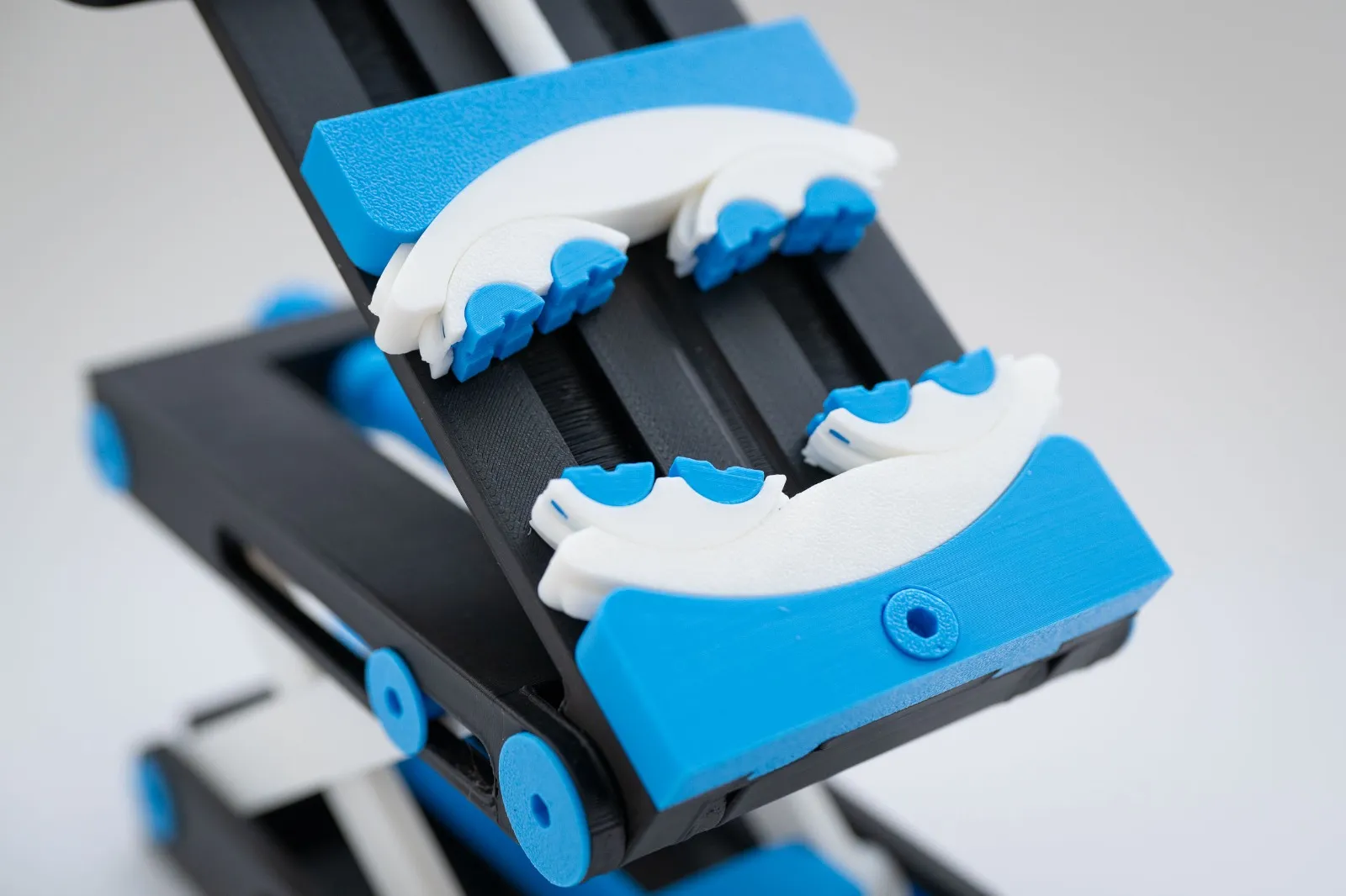 Bàn nâng điều chỉnh chiều cao với kẹp fractal 3D in hoàn toàn