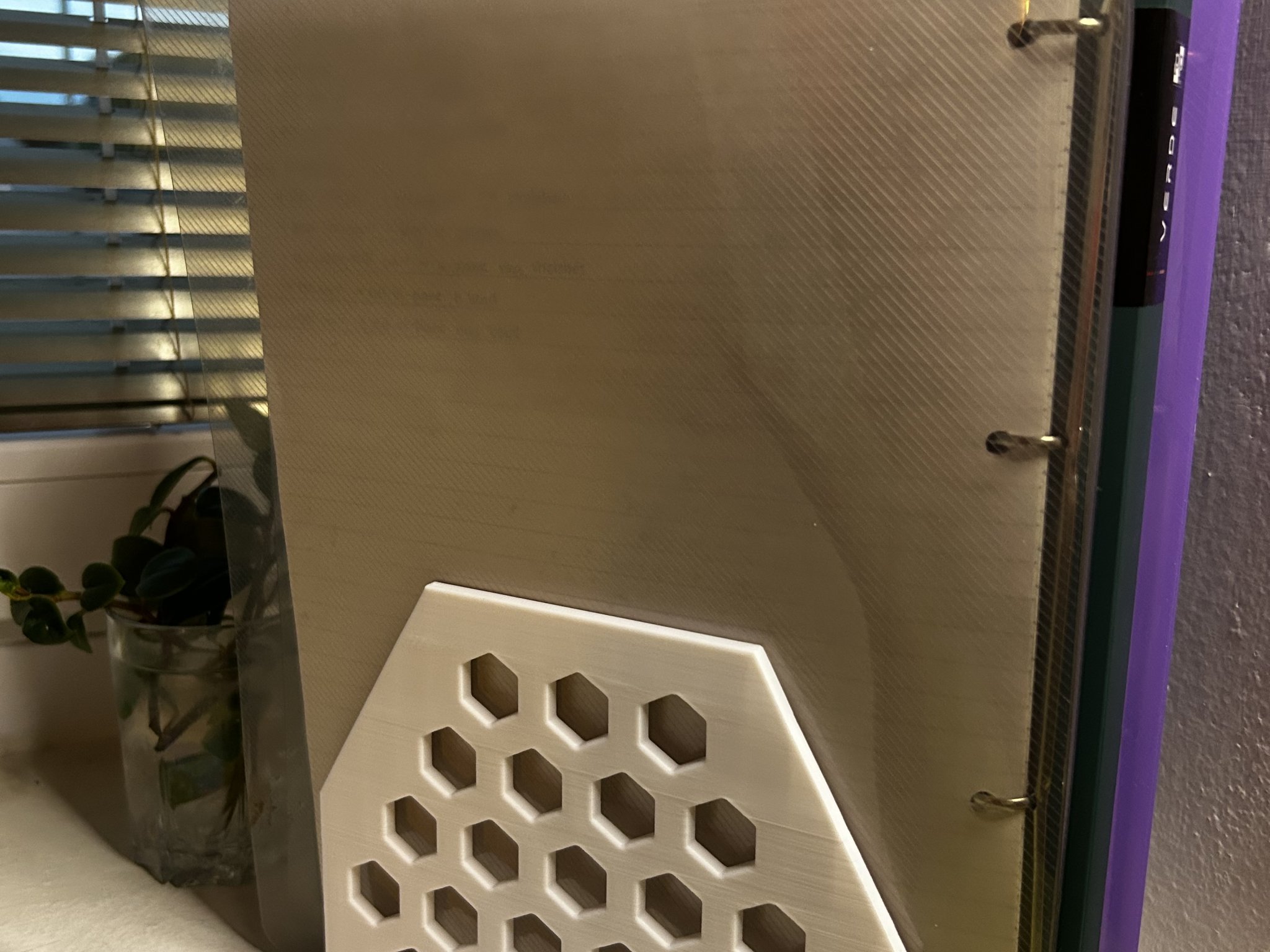 Giá đỡ bàn làm việc kiểu tổ ong cho giấy tờ và tài liệu