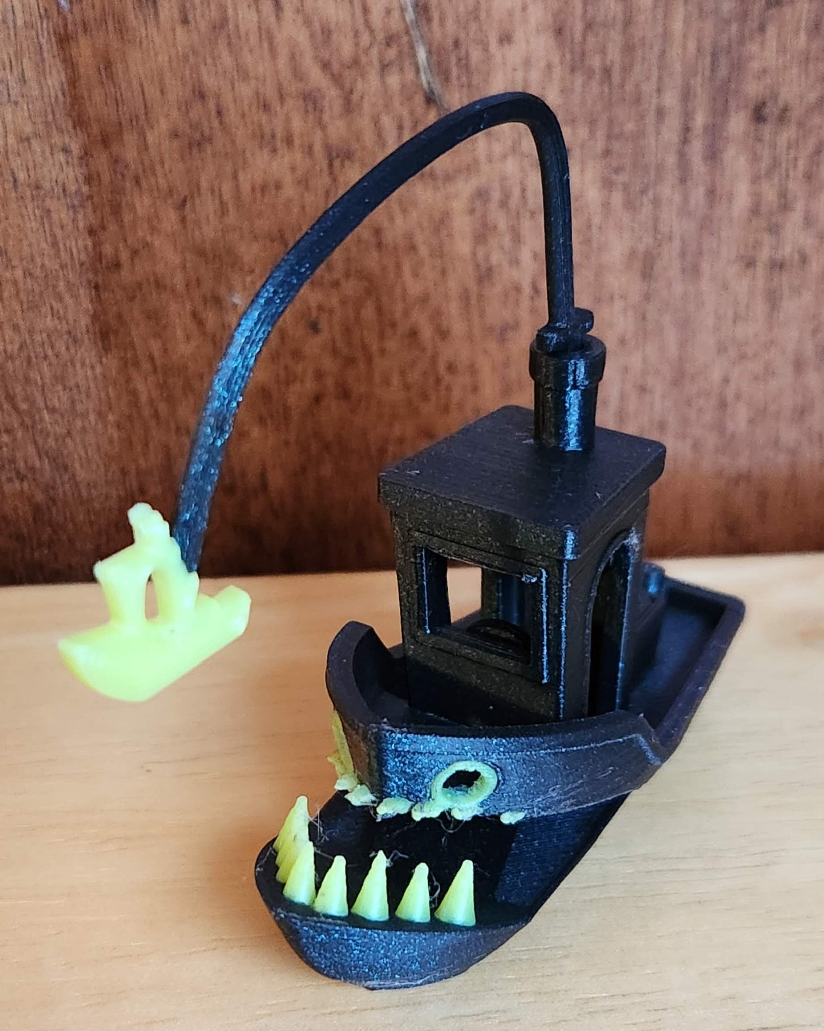 Đèn bàn Benchy hình cá angler độc đáo