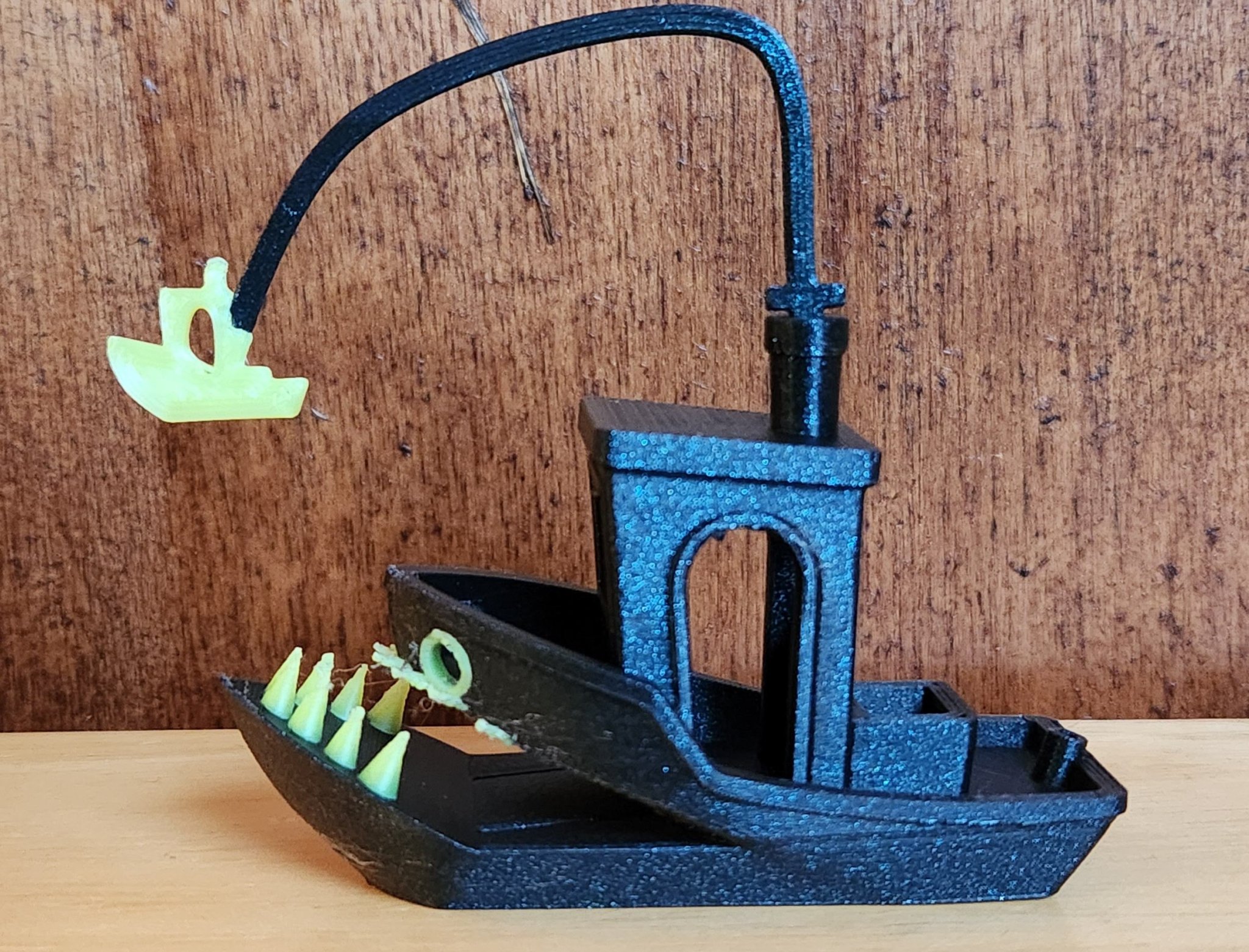 Đèn bàn Benchy hình cá angler độc đáo
