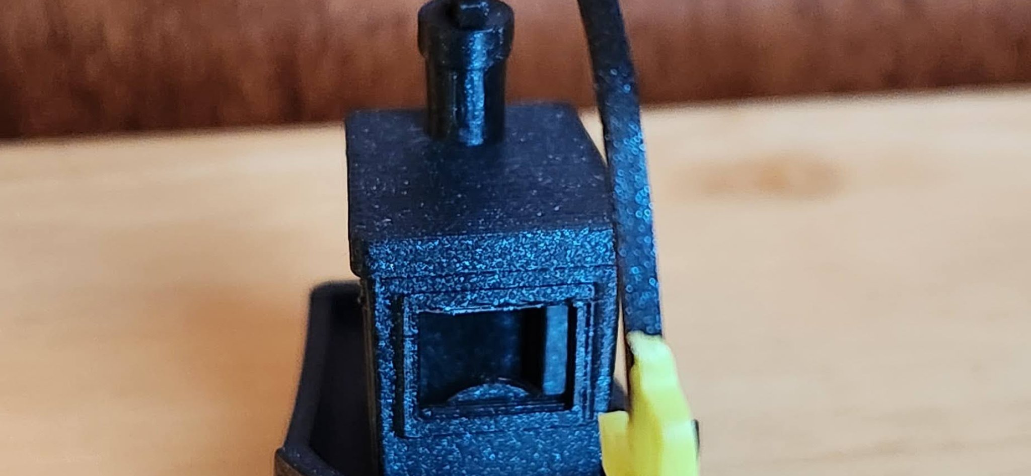 Đèn bàn Benchy hình cá angler độc đáo