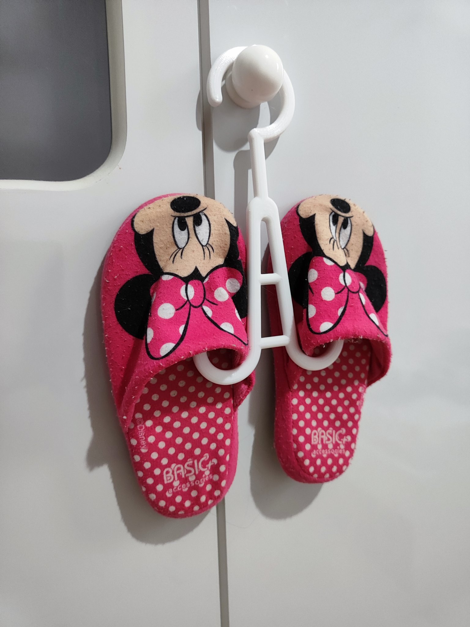 Giá treo dép xỏ ngón và dép đi trong nhà