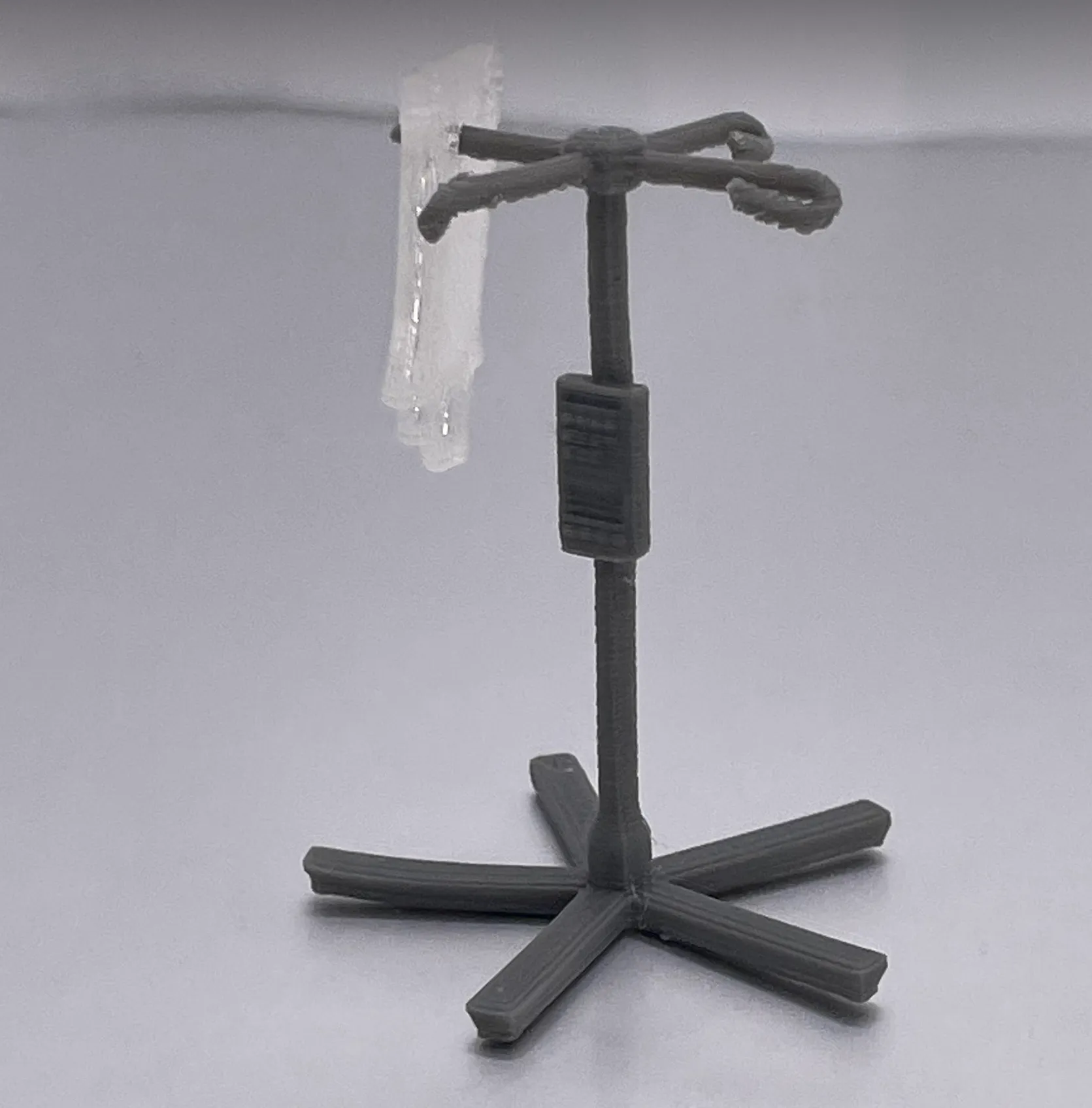 Giá đỡ IV mini và túi truyền dịch trong bệnh viện