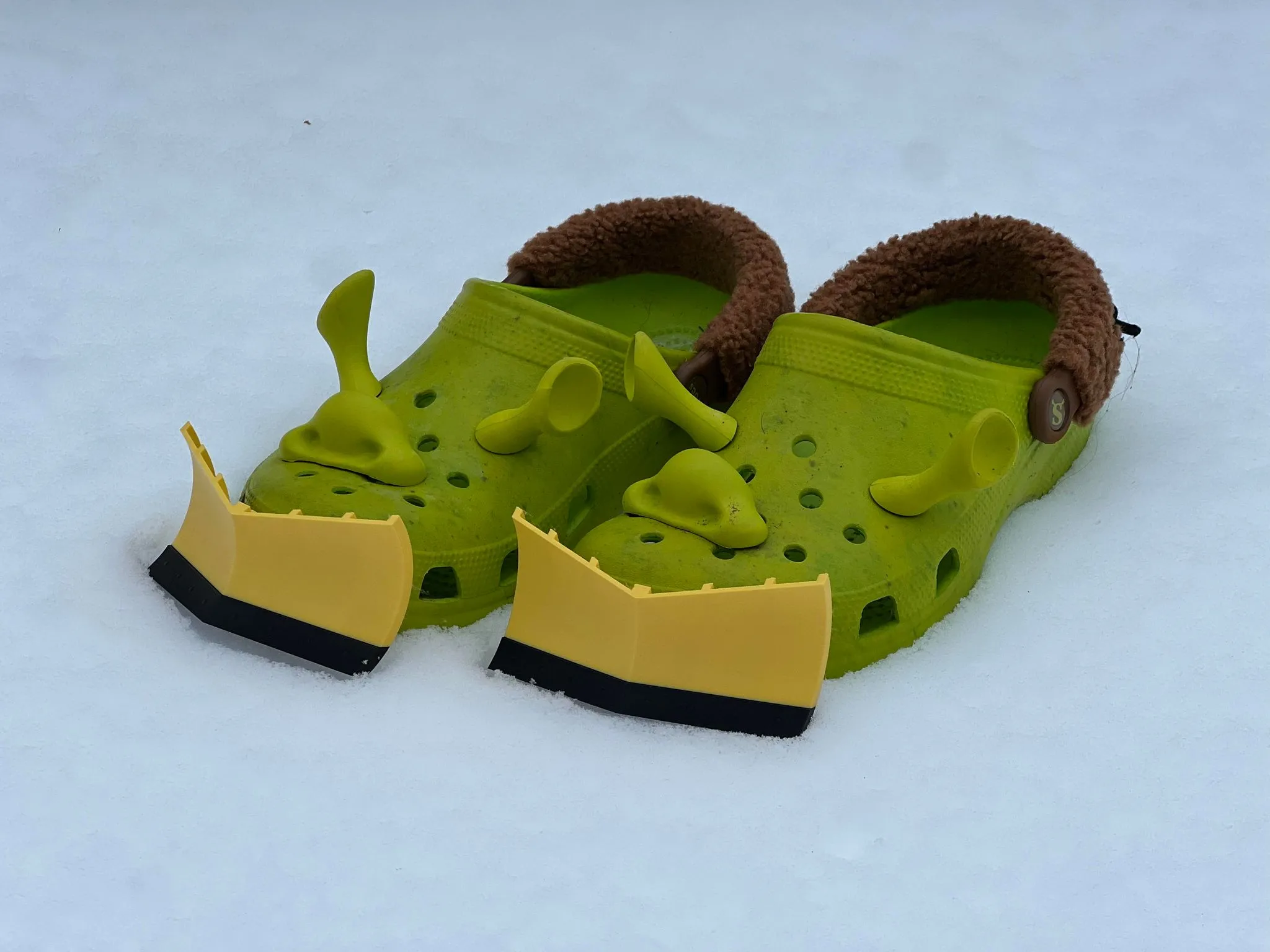 Cái cào tuyết hình chữ V cho giày Crocs