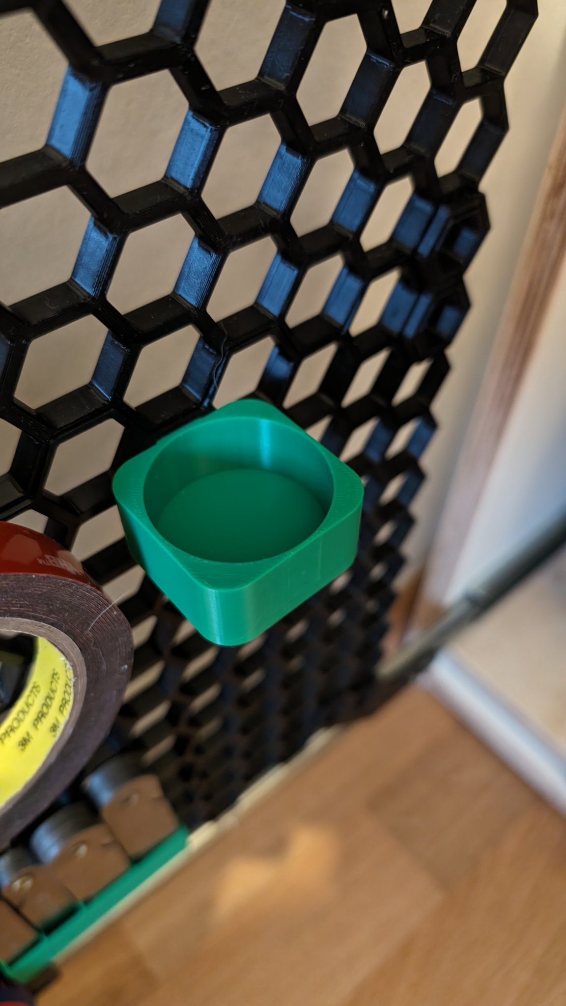 Giá đỡ tổ ong cho chai keo dán