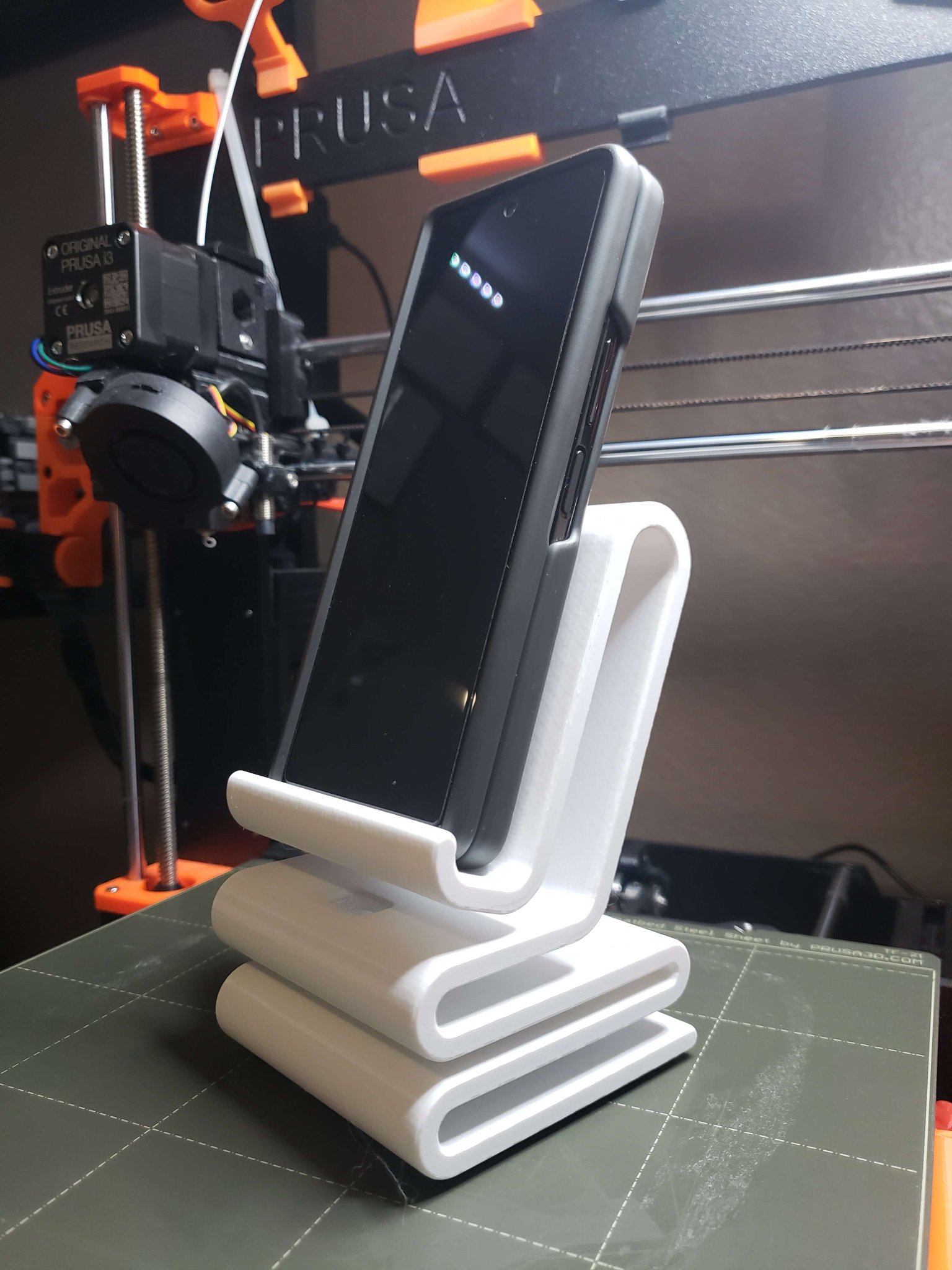 Giá đỡ điện thoại lớn với đường dẫn cáp