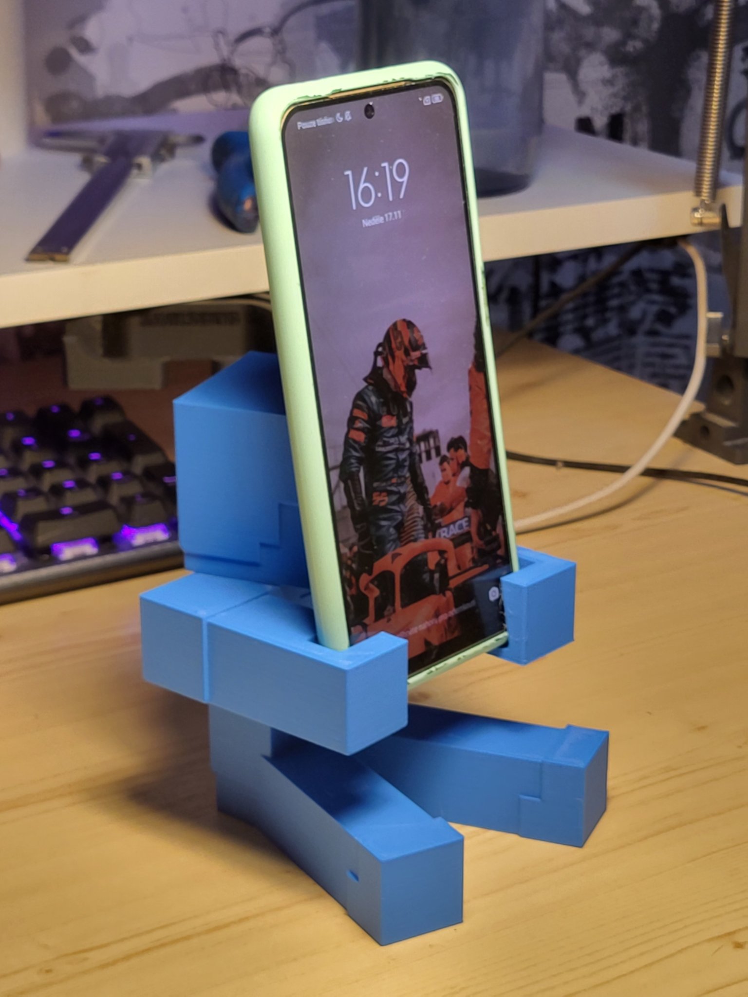 Giá đỡ điện thoại Steve trong thế giới Minecraft