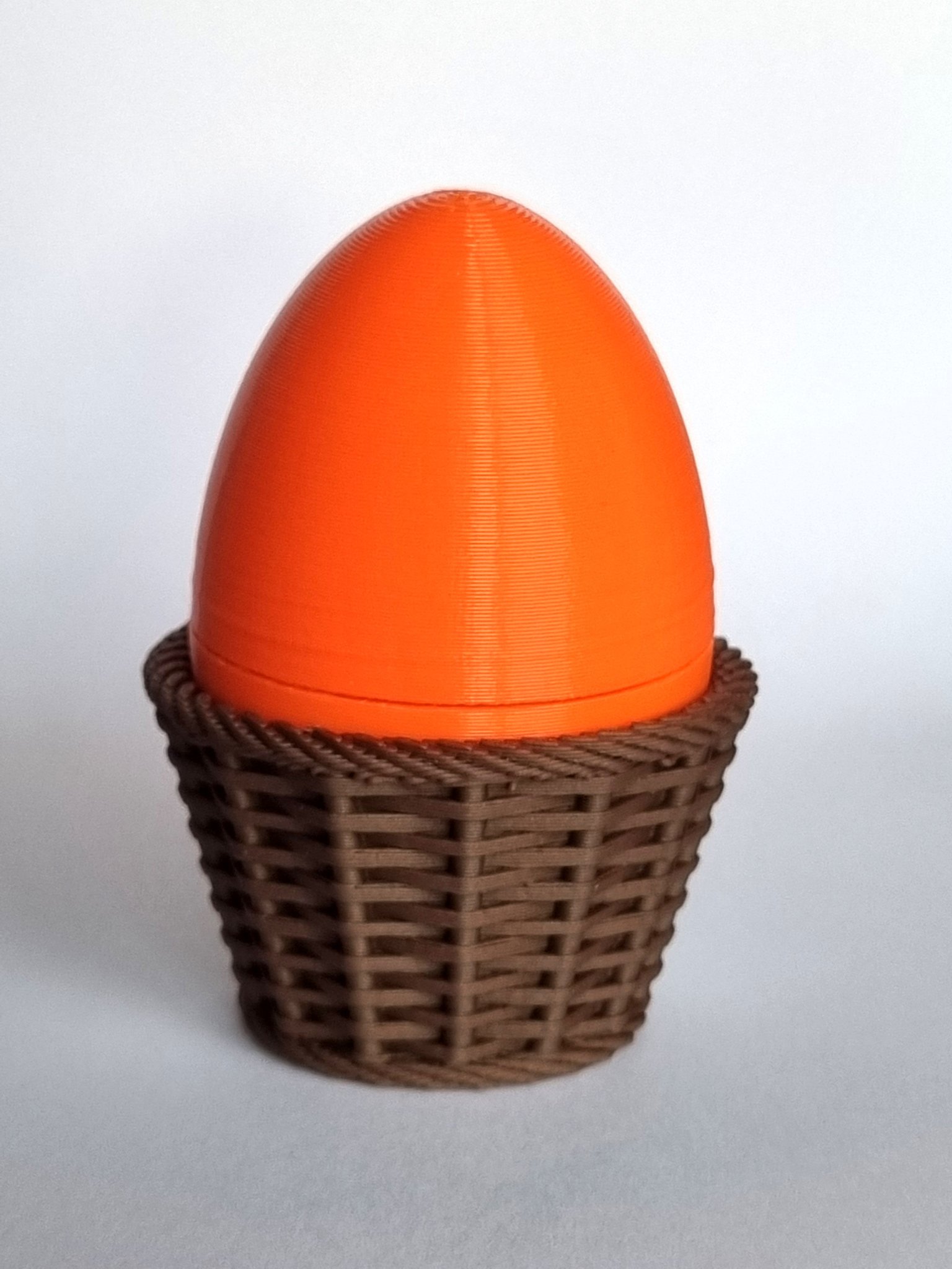 Giá đỡ trứng đan lát trang trí cho mùa xuân và lễ Phục sinh