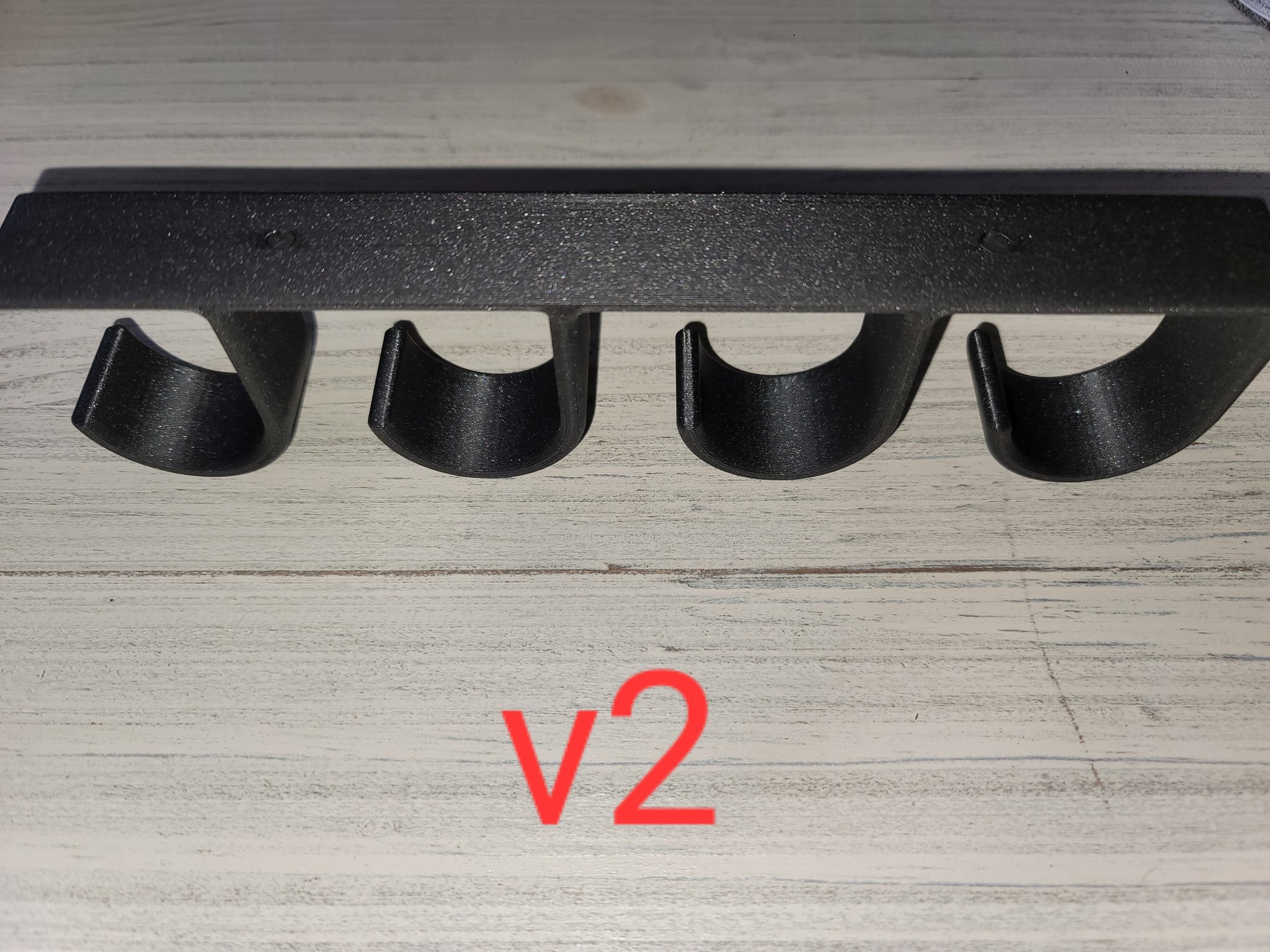 Giá đỡ cần câu treo trên trần gara