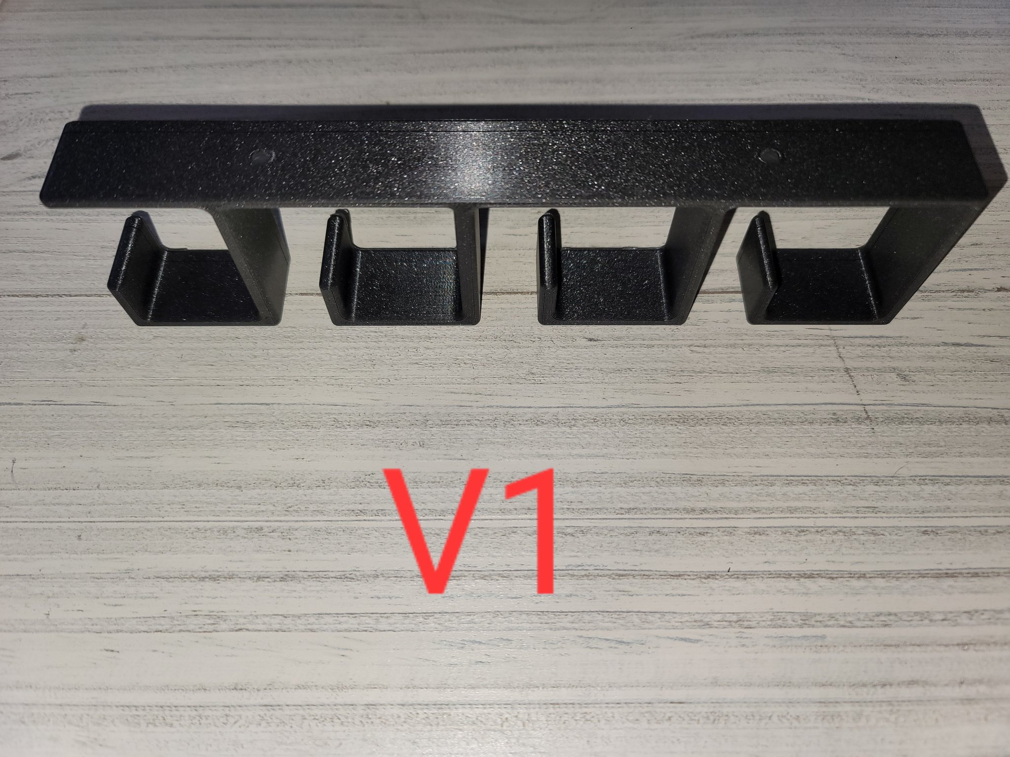 Giá đỡ cần câu treo trên trần gara