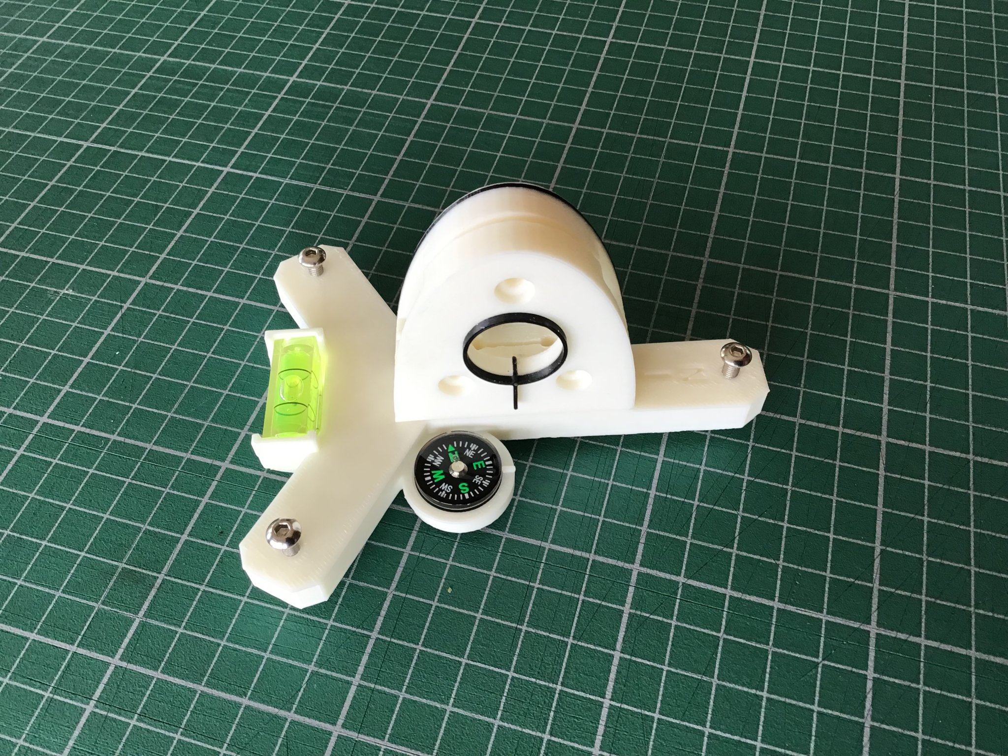 Cải tiến thiết kế cơ sở đồng hồ mặt trời Heliochronometer với mức độ bọt tích hợp và la bàn từ tính