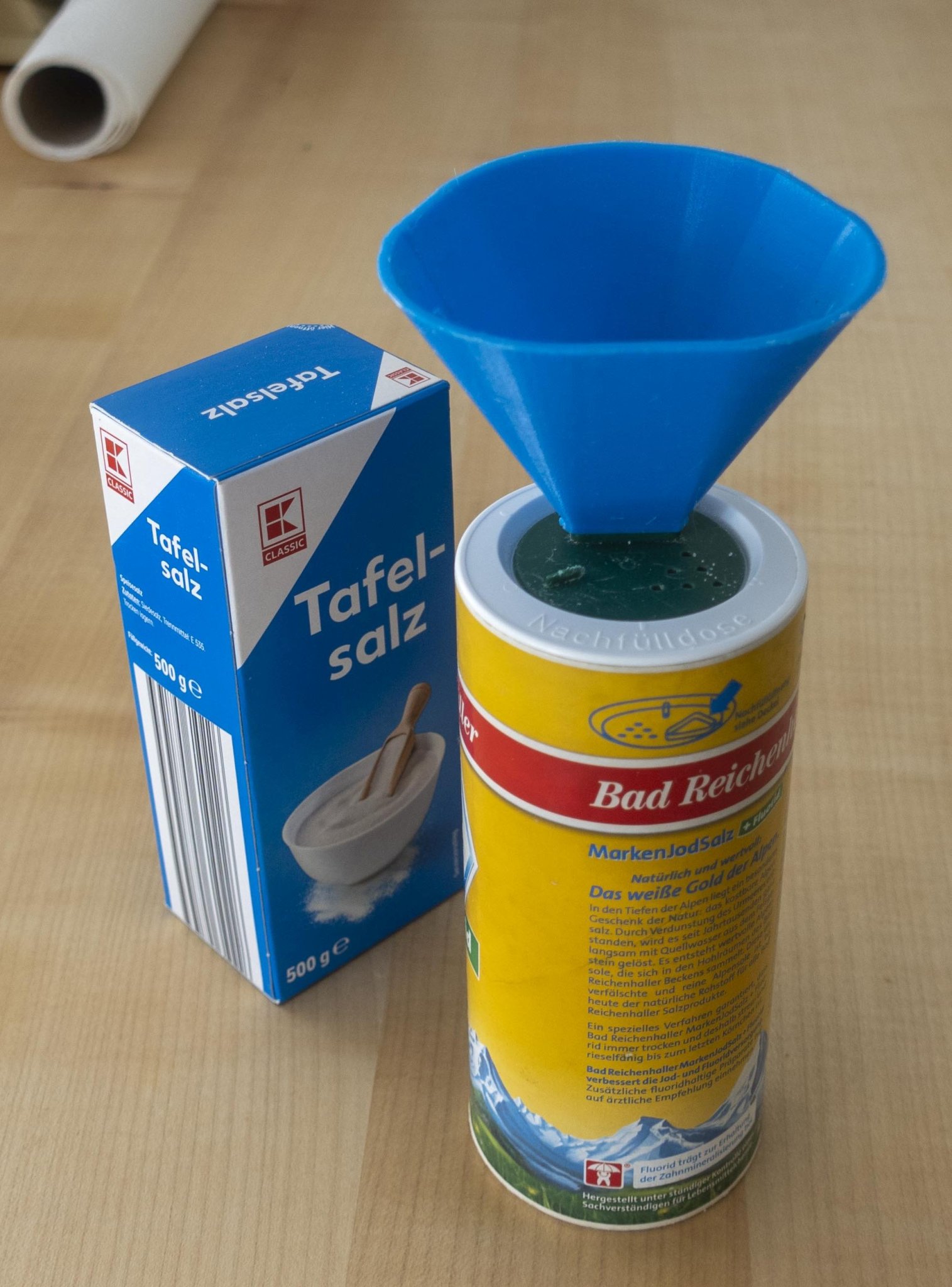 Bình rắc muối với thiết kế phễu cho nắp và hộp hình tam giác