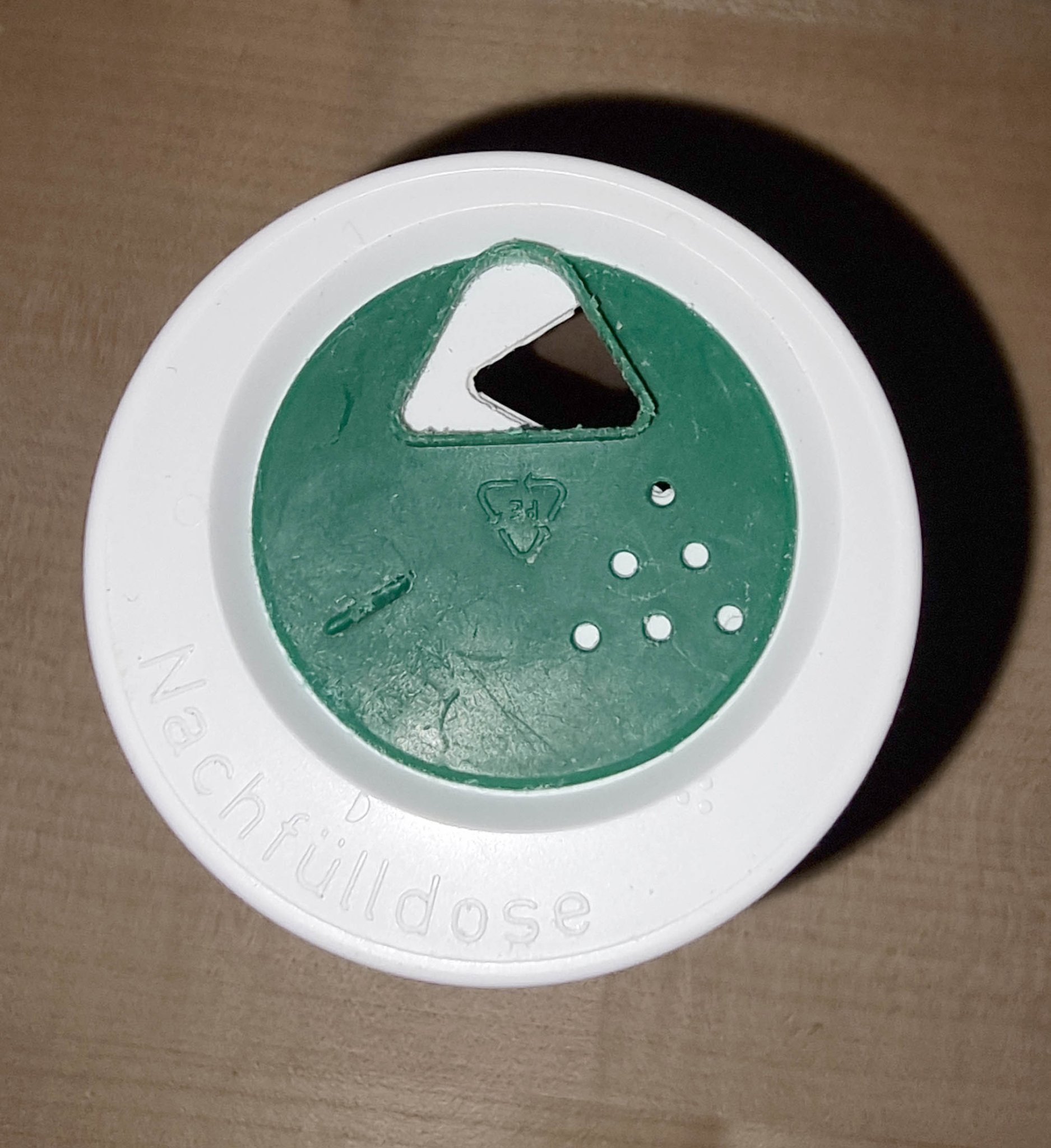 Bình rắc muối với thiết kế phễu cho nắp và hộp hình tam giác