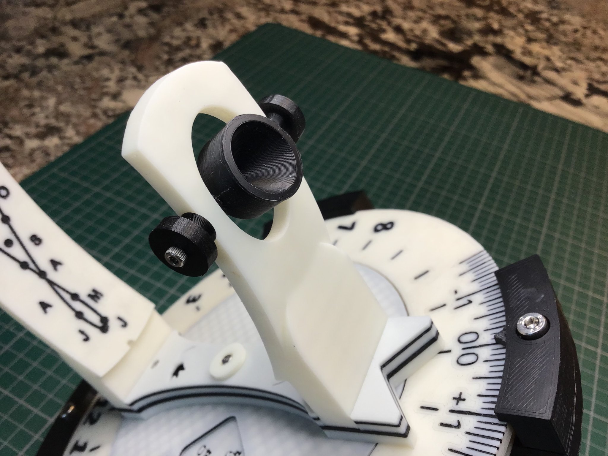 Bảng Analemma Cong Lớn Hơn Mới với Nodus Có Thể Nghiêng để Sử Dụng với 3 Thiết Kế Đồng Hồ Năng Lượng Mặt Trời Heliochronometer Gốc