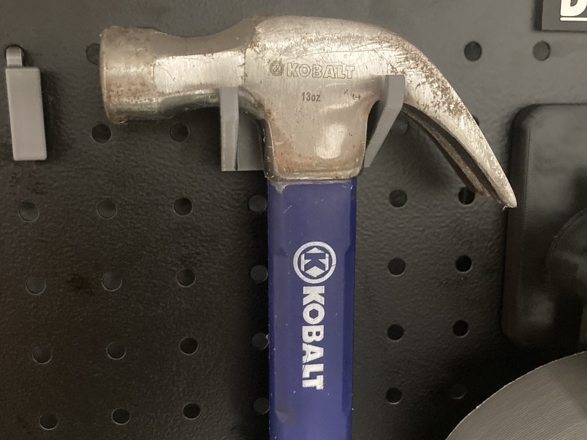 Giá đỡ búa đơn giản cho bảng ghim Universal Peg Board