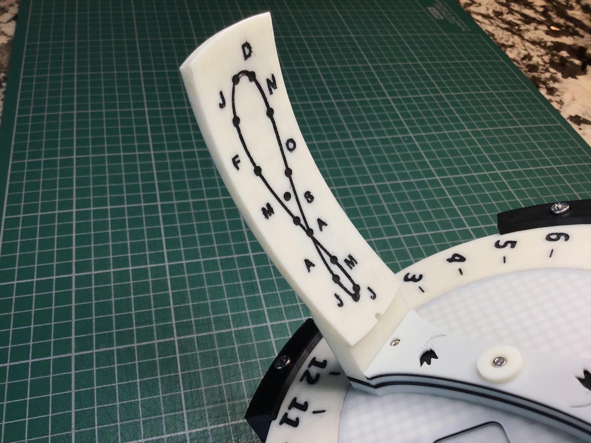 Bảng Analemma Cong Lớn Hơn Mới với Nodus Có Thể Nghiêng để Sử Dụng với 3 Thiết Kế Đồng Hồ Năng Lượng Mặt Trời Heliochronometer Gốc