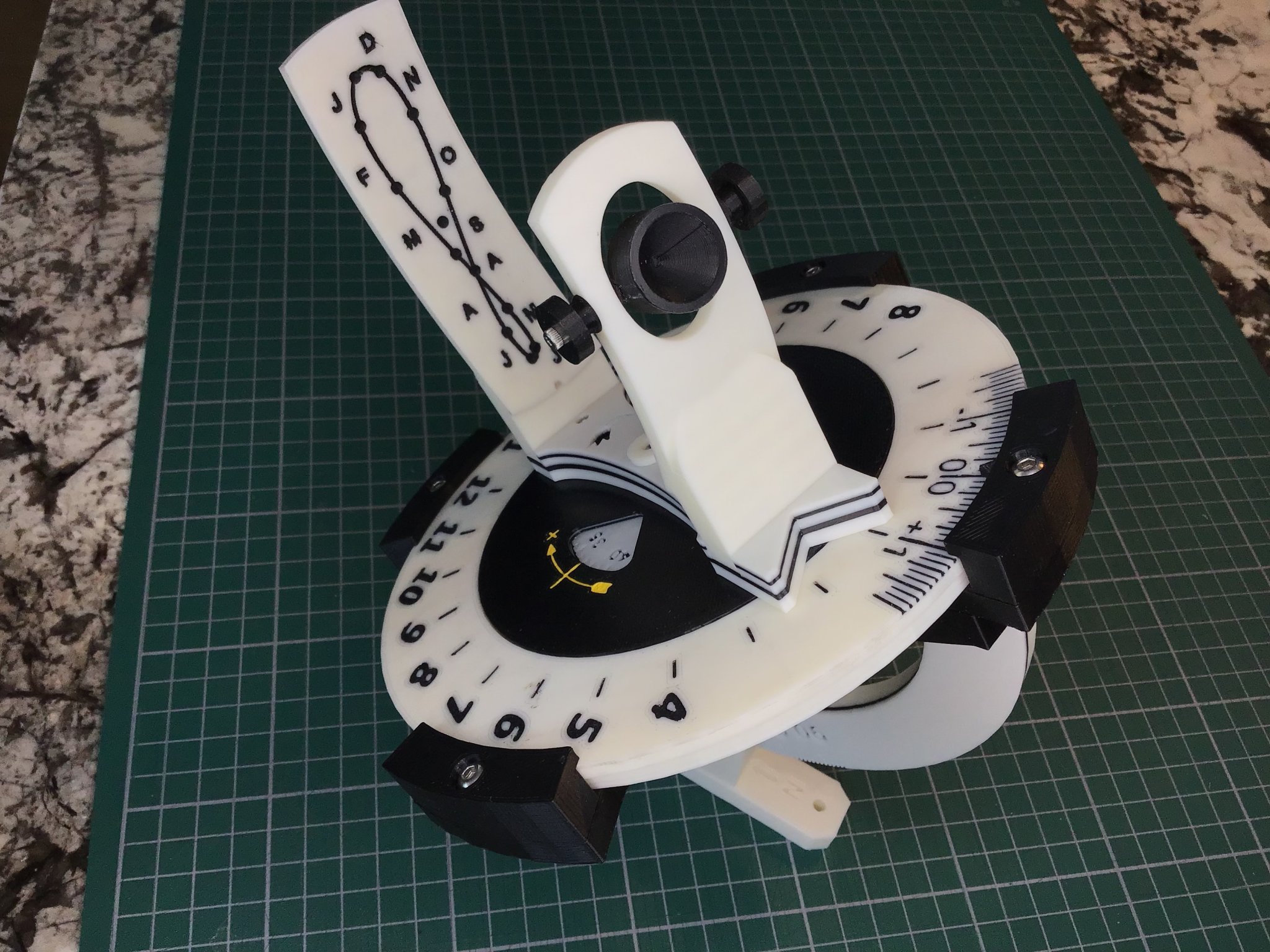 Bảng Analemma Cong Lớn Hơn Mới với Nodus Có Thể Nghiêng để Sử Dụng với 3 Thiết Kế Đồng Hồ Năng Lượng Mặt Trời Heliochronometer Gốc