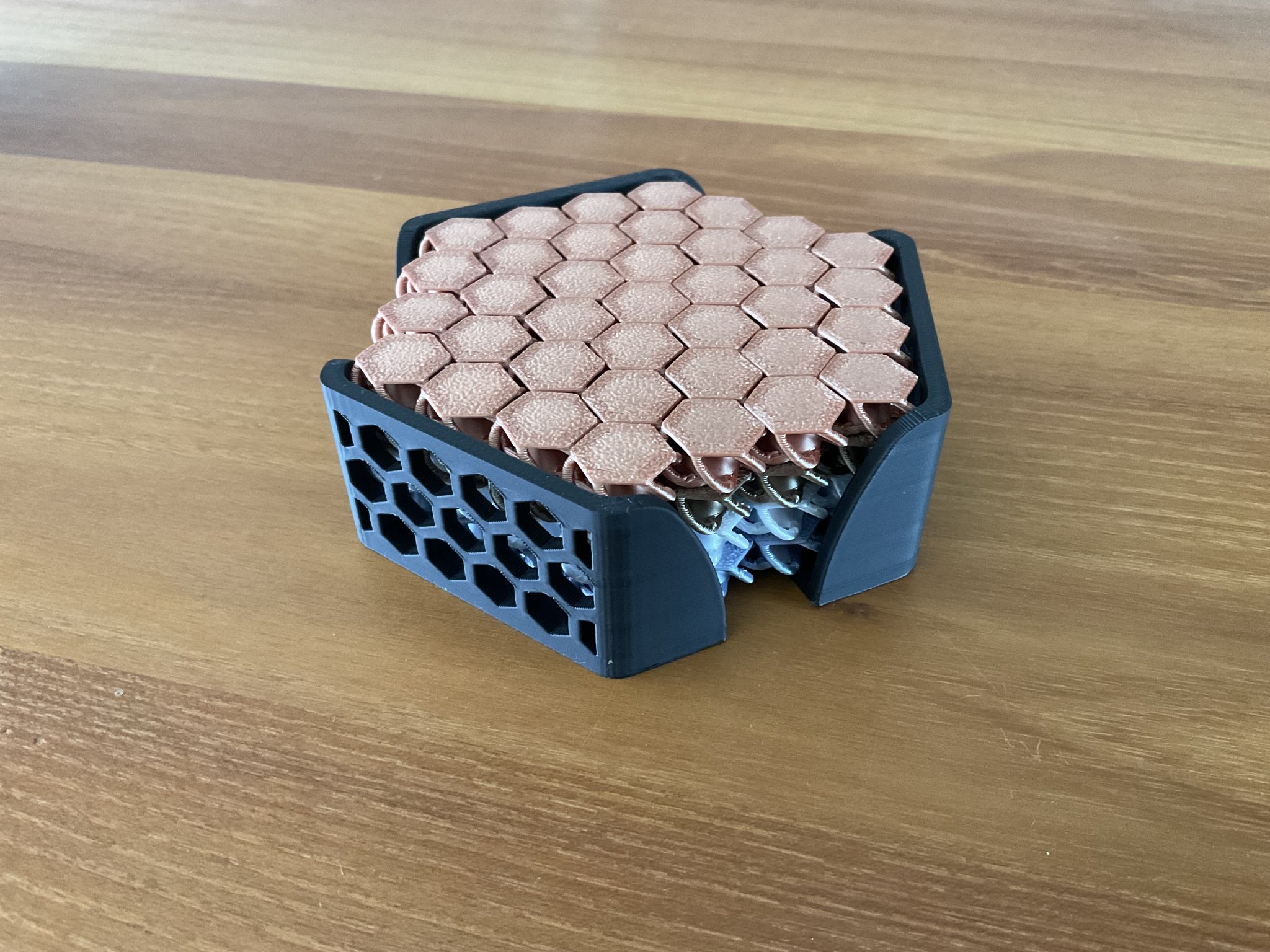 Giá đỡ đế lót ly NASA Chainmail Hex cho 4 ly