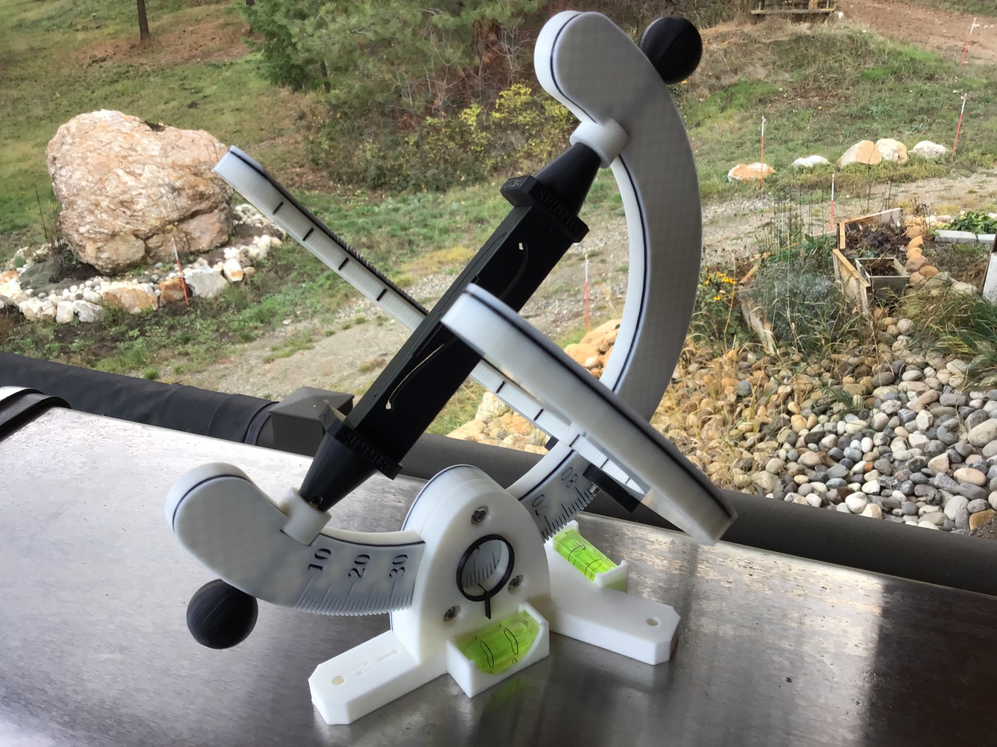 Đồng hồ mặt trời Schmoyer theo kiểu xích đạo và analemmatic