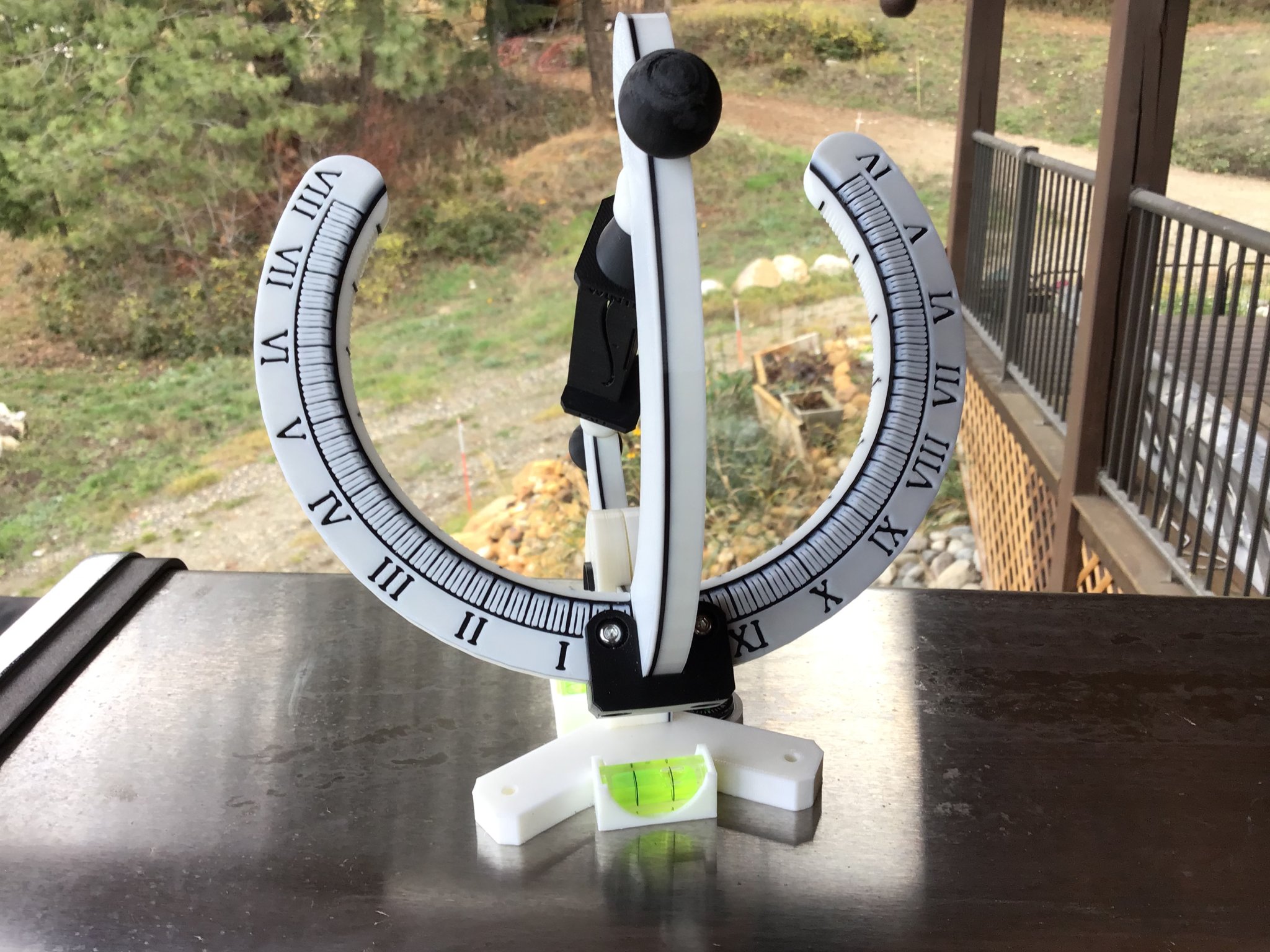 Đồng hồ mặt trời Schmoyer theo kiểu xích đạo và analemmatic