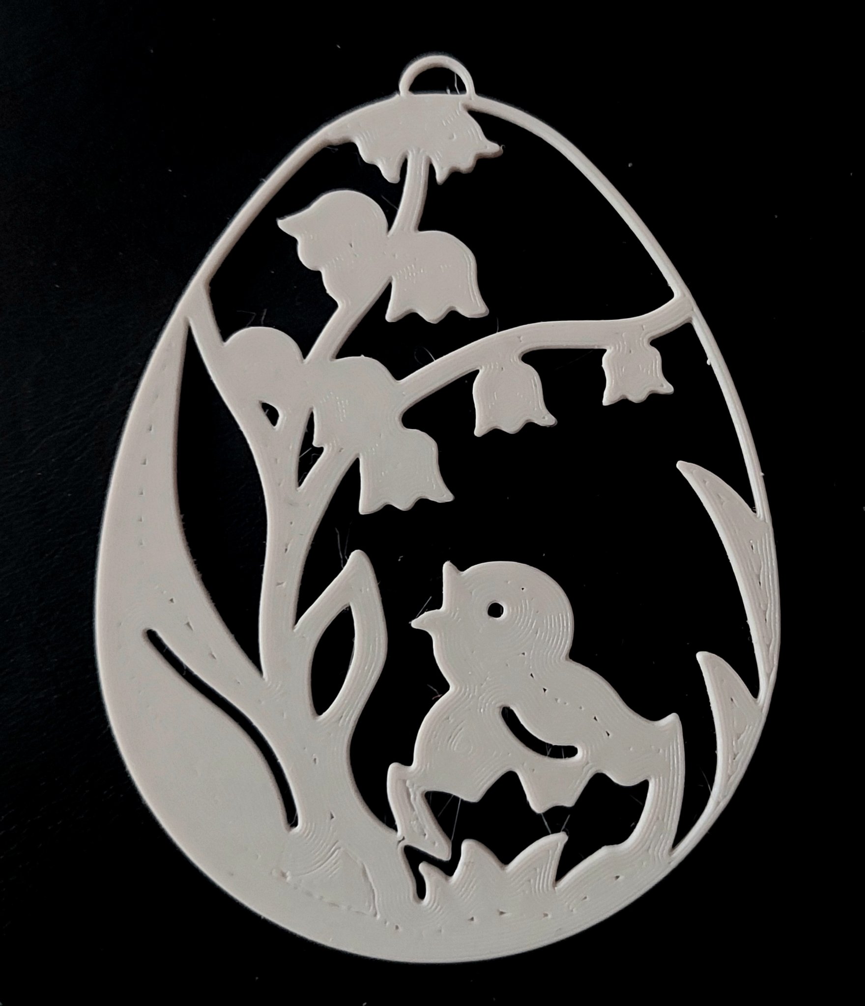 Nhân vật gà con và hoa lan chuông trong trang trí lễ Phục Sinh