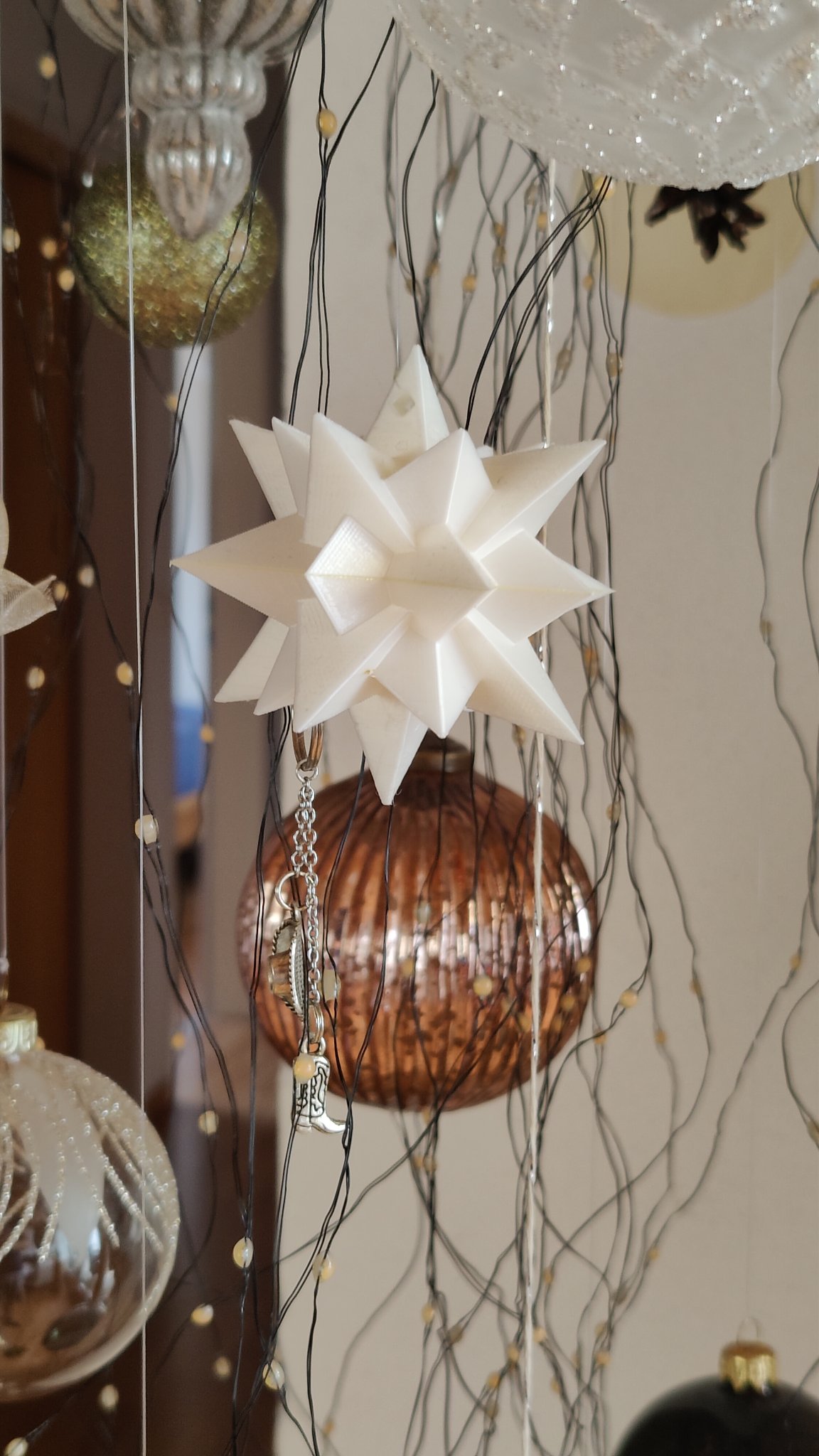 Ngôi sao trang trí Giáng Sinh treo trên cây thông