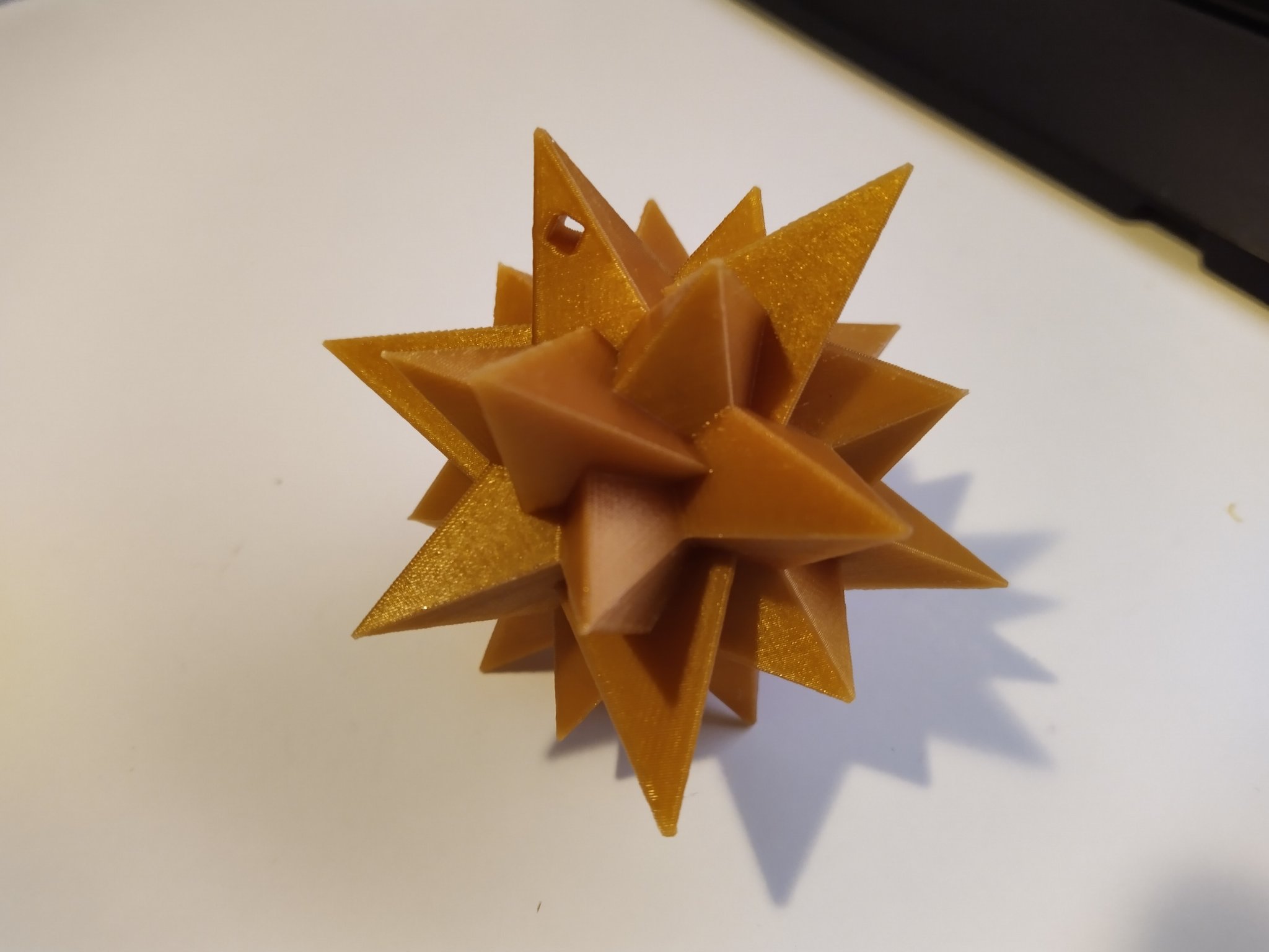 Ngôi sao trang trí Giáng Sinh treo trên cây thông