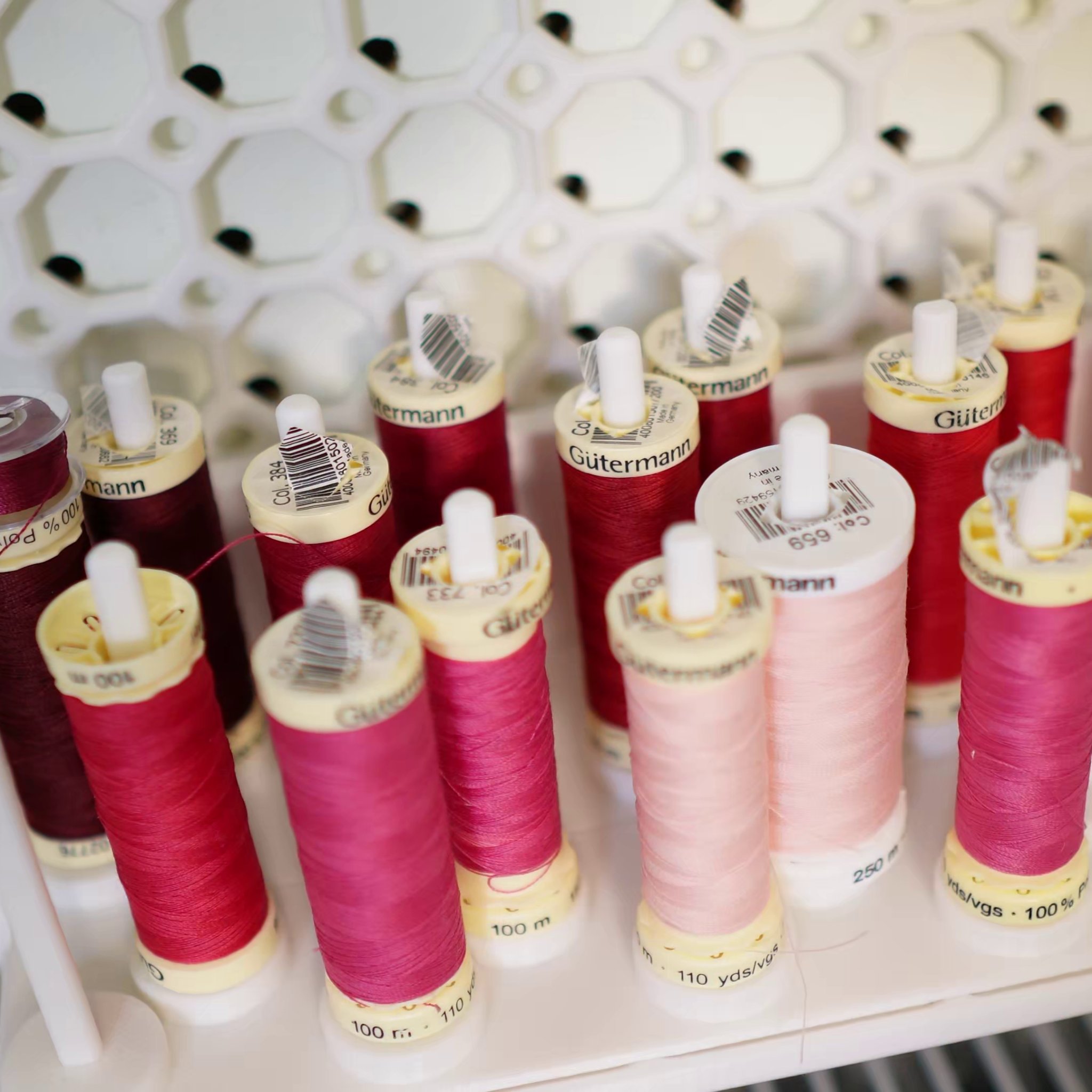 Giá đỡ cuộn chỉ may mô-đun tương thích Gridfinity