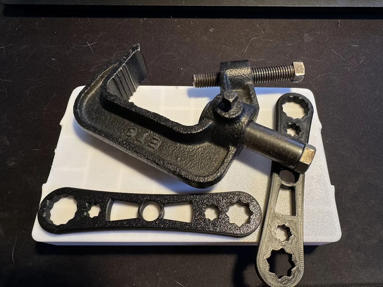 Cần điều chỉnh ánh sáng sân khấu bằng cờ lê chuyên dụng