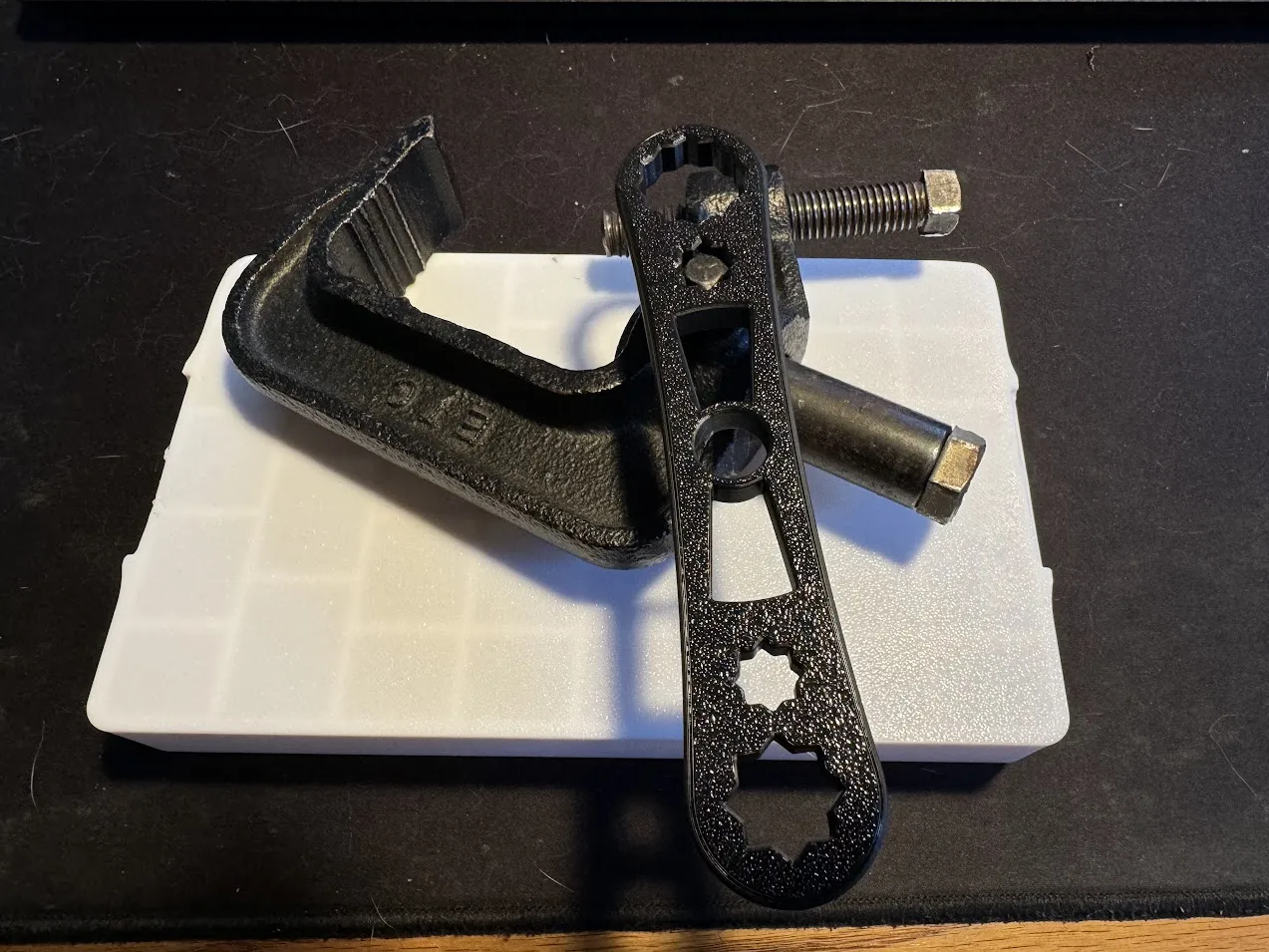 Cần điều chỉnh ánh sáng sân khấu bằng cờ lê chuyên dụng