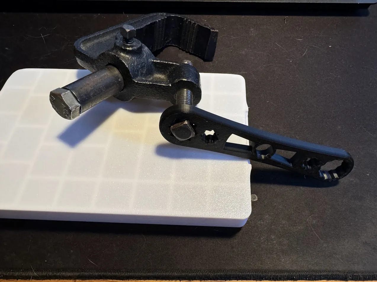 Cần điều chỉnh ánh sáng sân khấu bằng cờ lê chuyên dụng